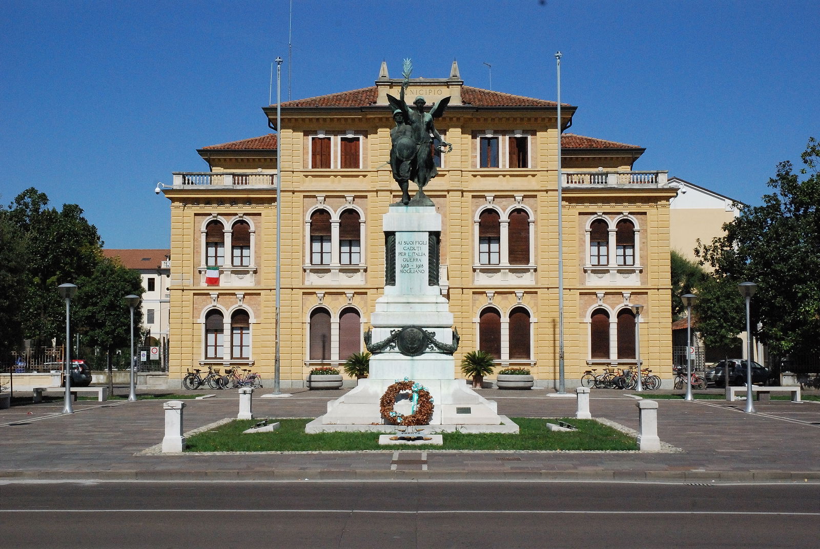 Monumento ai caduti e municipio di Mogliano Veneto.