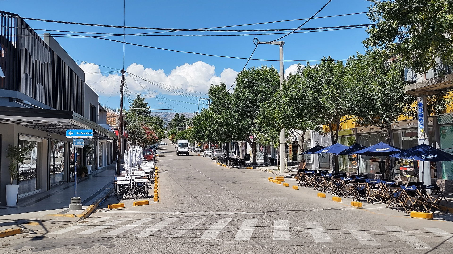 Avenida Intendente Vila y San Martín, Mina Clavero, Provincia d…