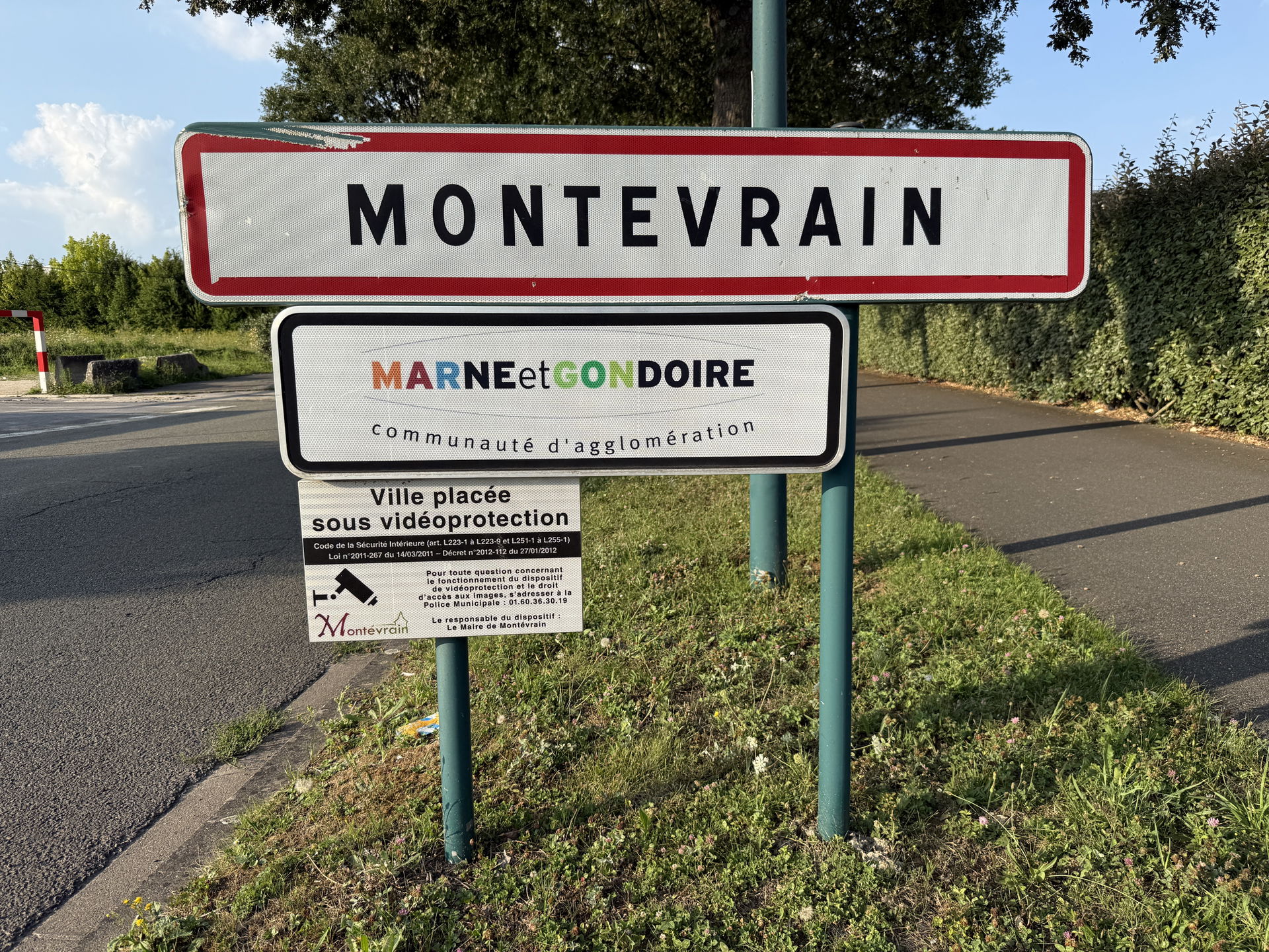 Panneaux à l'entrée de Montévrain, rue de Rome, Montévrain.