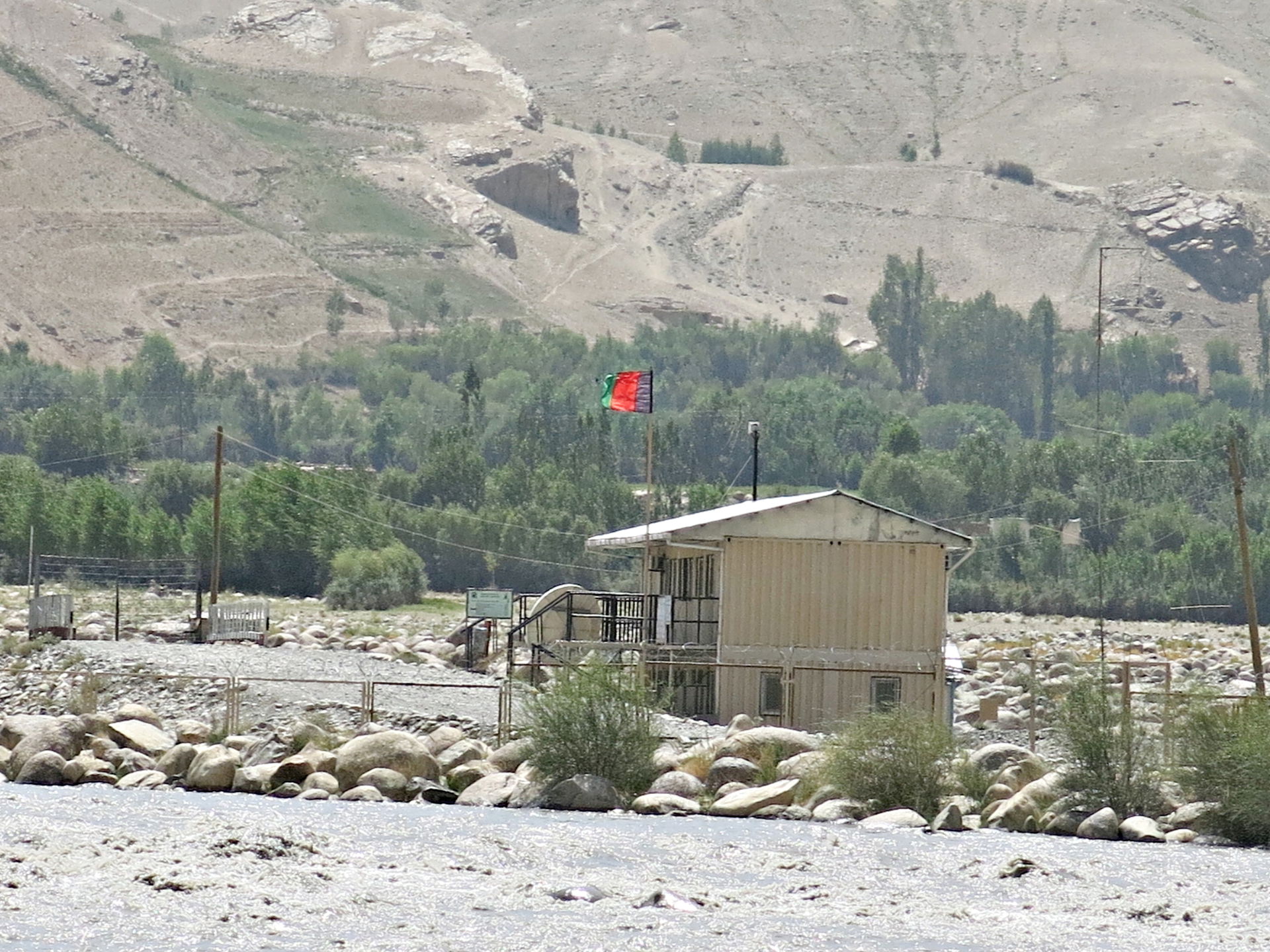 Blick auf den afghanischen Grenzstreifen am Westufer des Pjants…