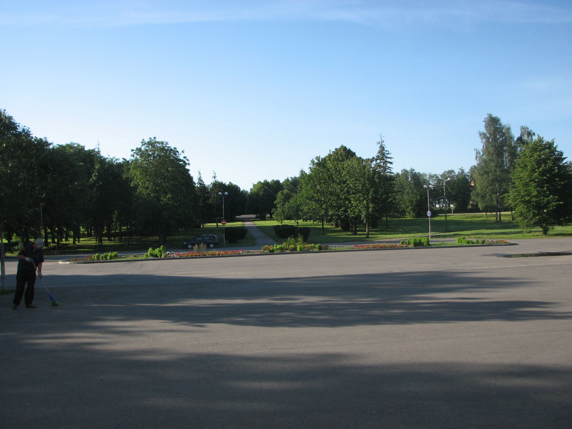 Kohtla-Järve kultuurimaja esine park.