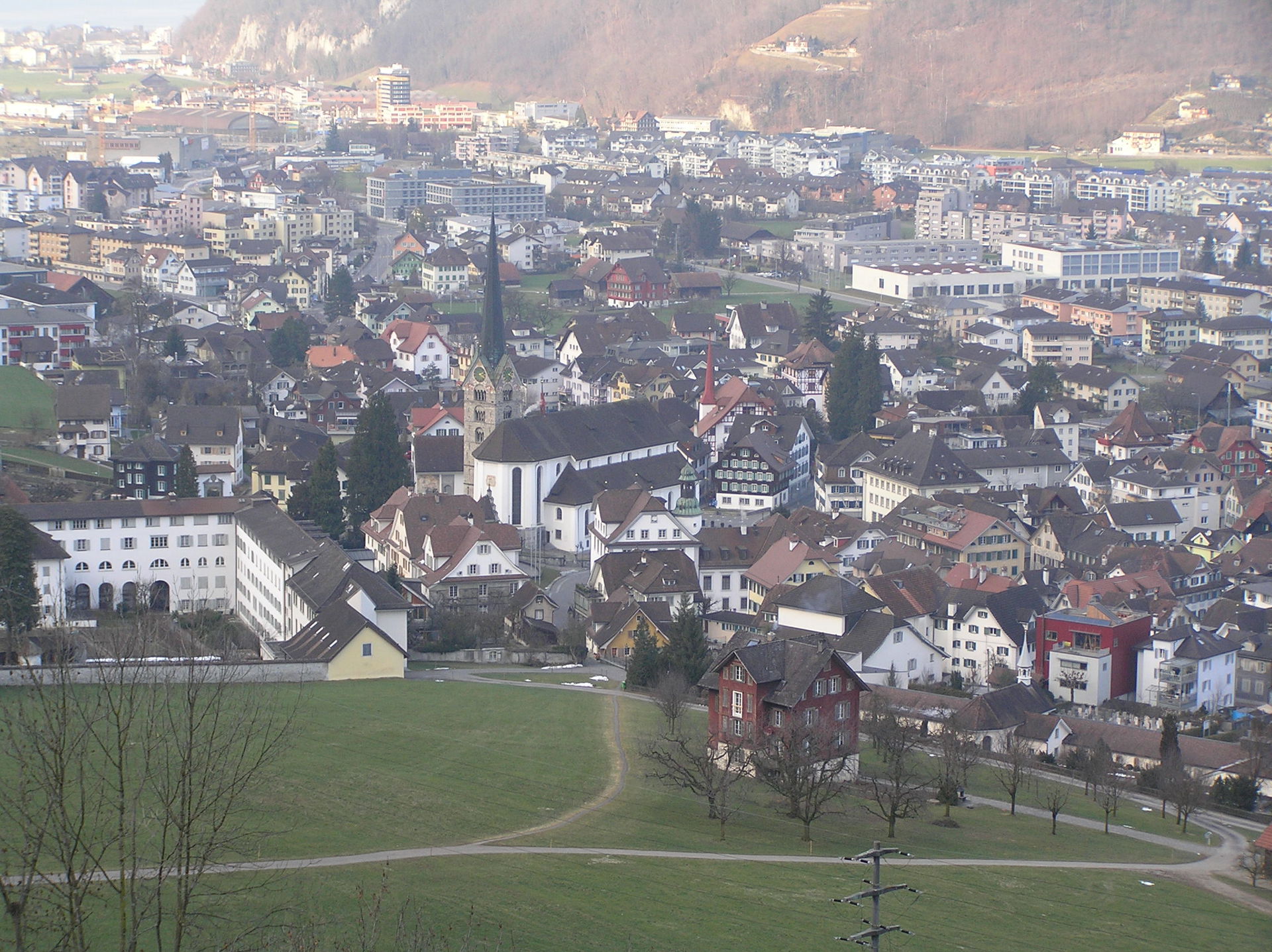 Ortsmitte von Stans (Nidwalden) mit der Pfarrkirche und dem Dor…