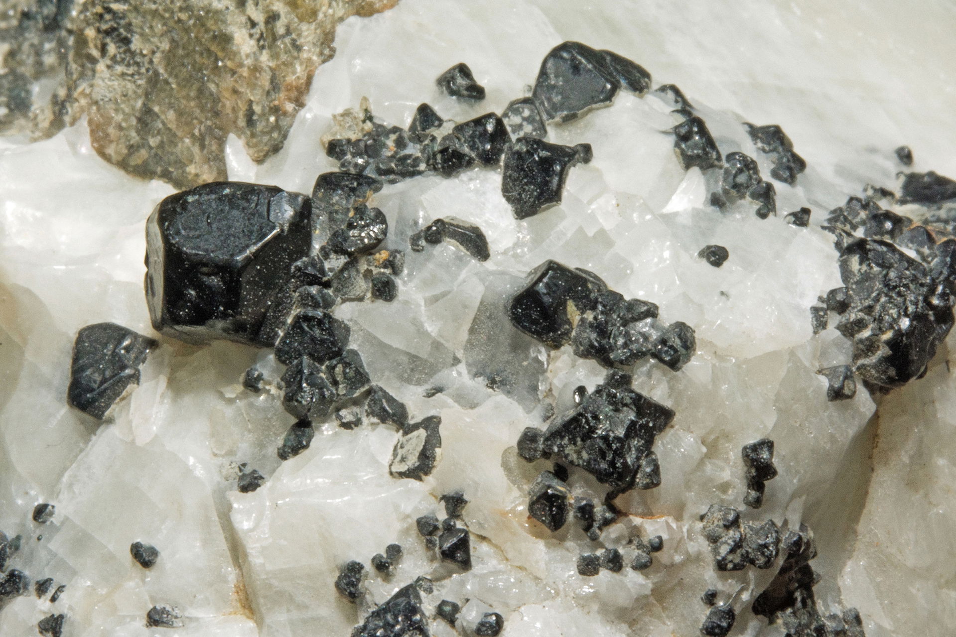 spinel var. ceylonite, calcite : Antanimora Commune, Ambovombe …