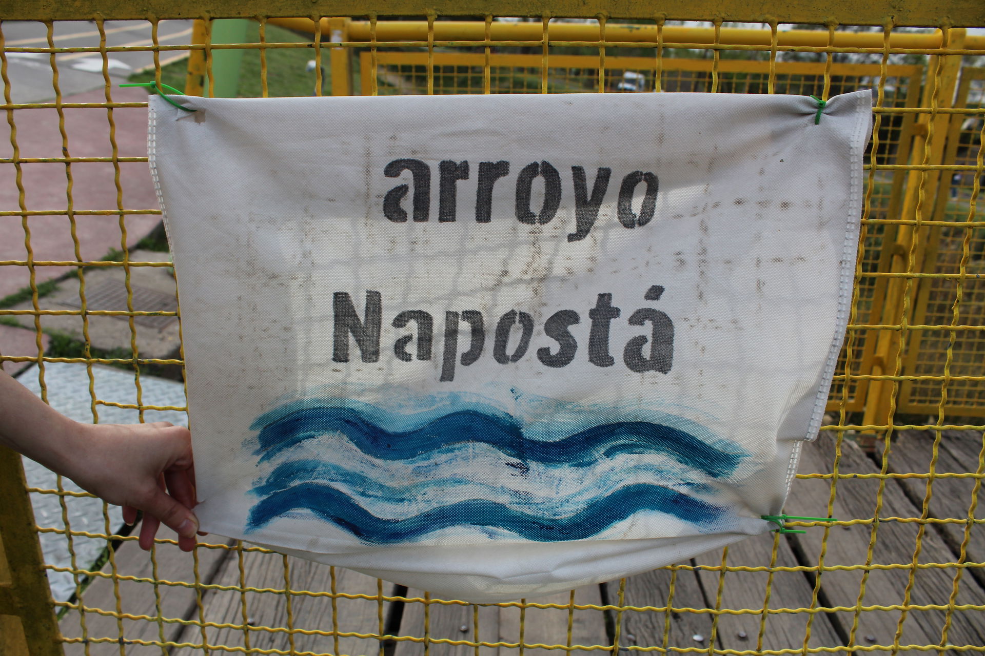 Cartel Arroyo Napostá en puente amarillo sobre Arroyo Napostá G…