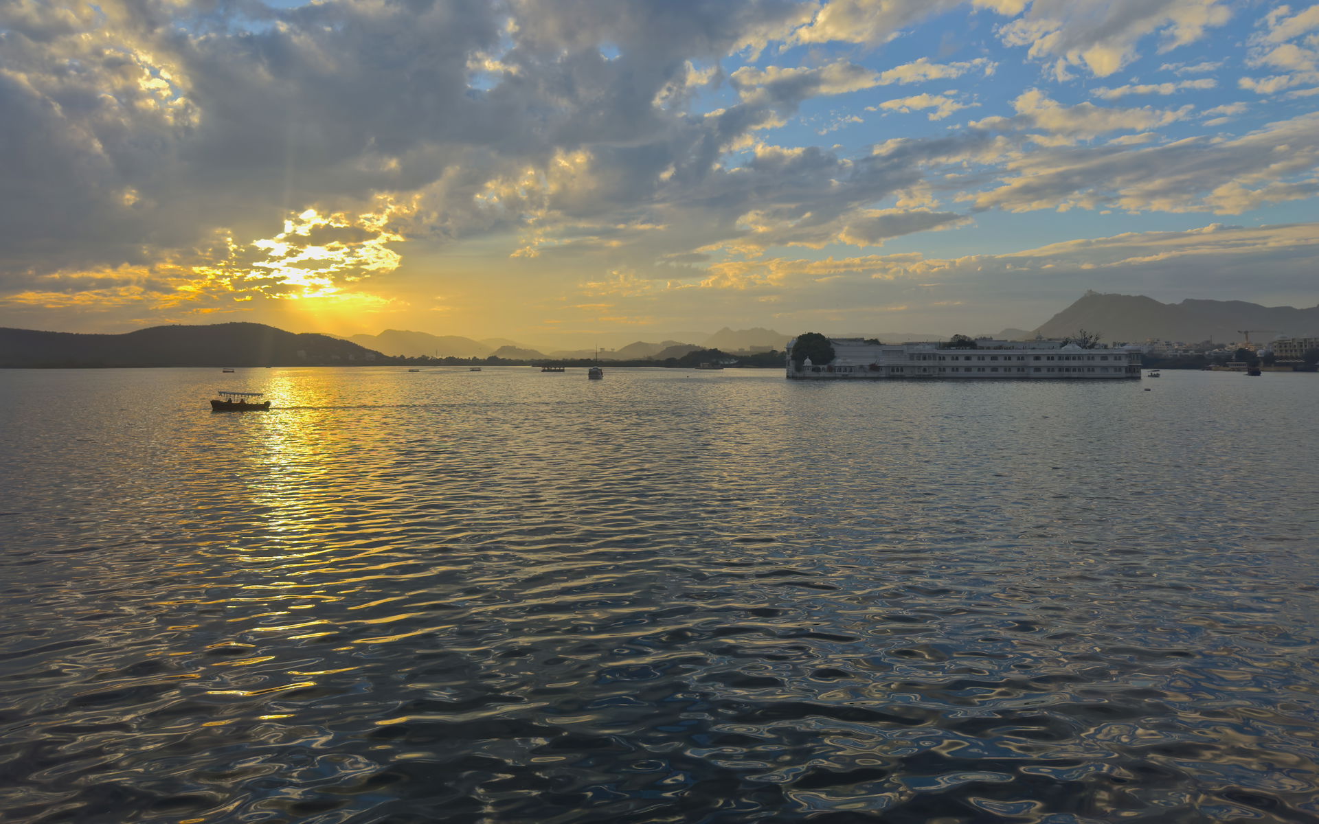 Lake Pichola at sunset, Udaipur, Rajasthan, India. The Lake Pal…