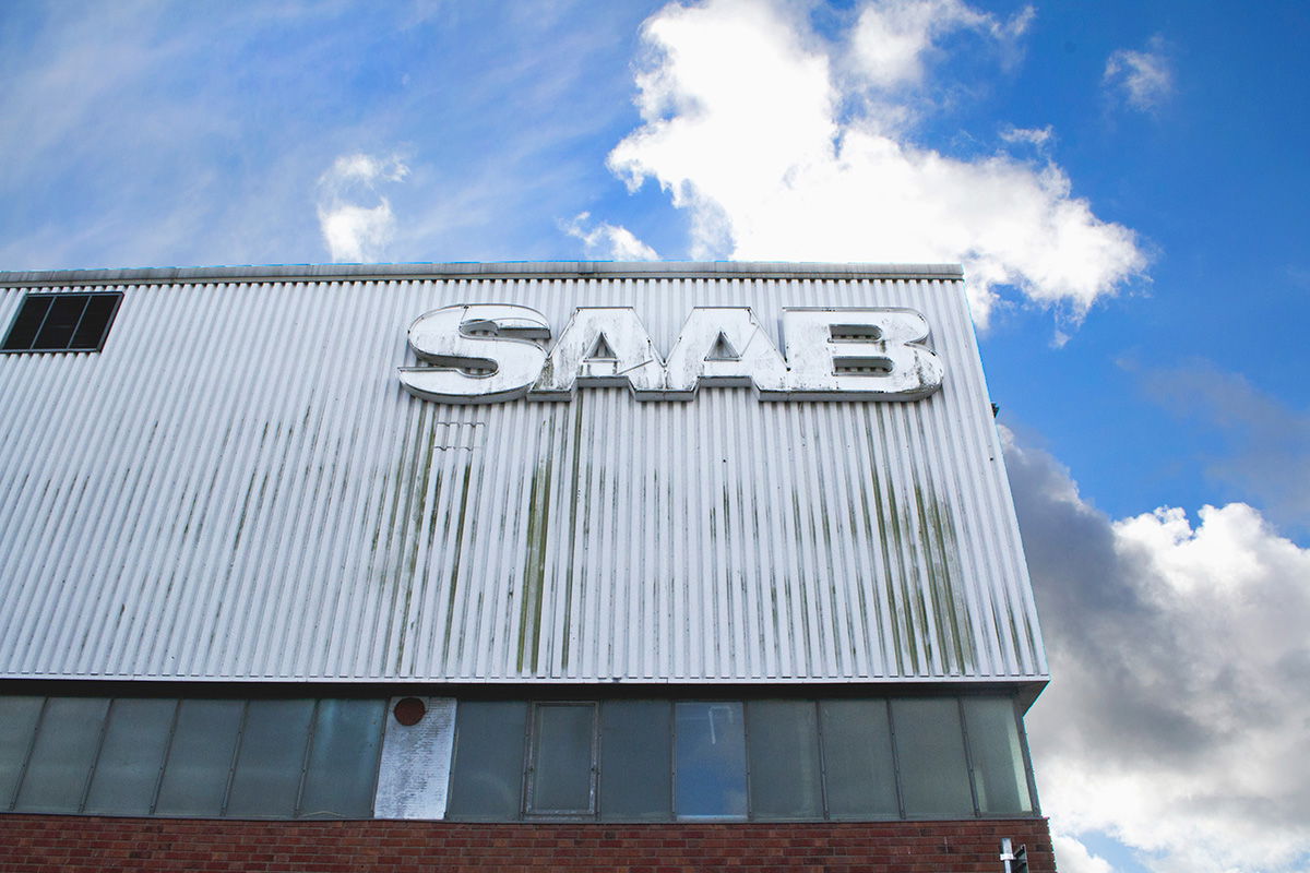 Skylten med Saabs logotype vid byggnaden, Spelhagsområdet i Nyk…