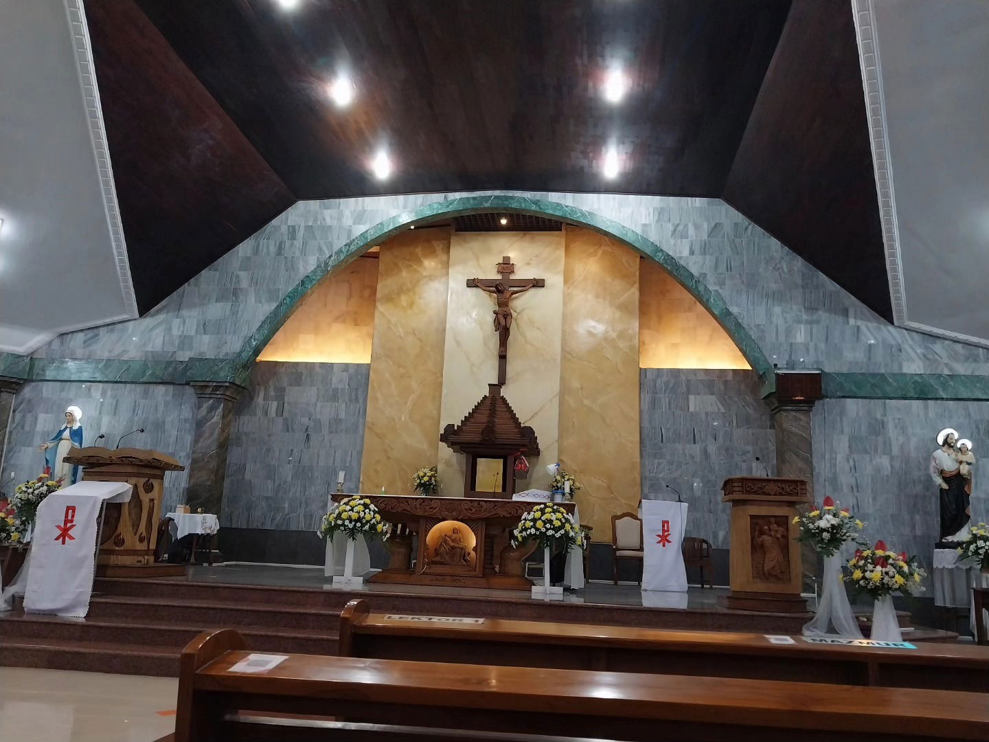 Panti Imam saat Misa Mingguan di Gereja Katolik Santa Perawan M…