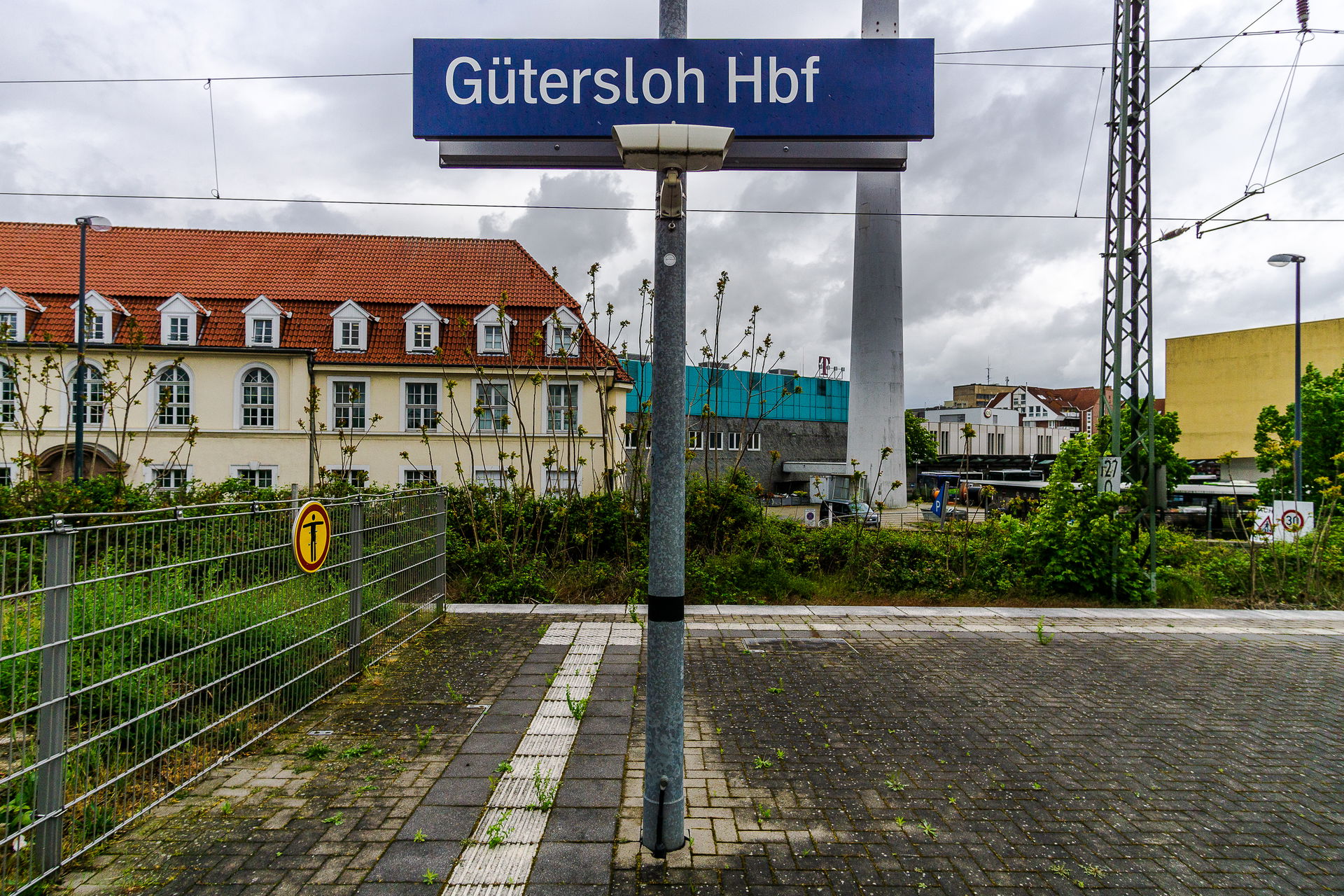 Bahnhofsschild am Bahnsteig in Gütersloh