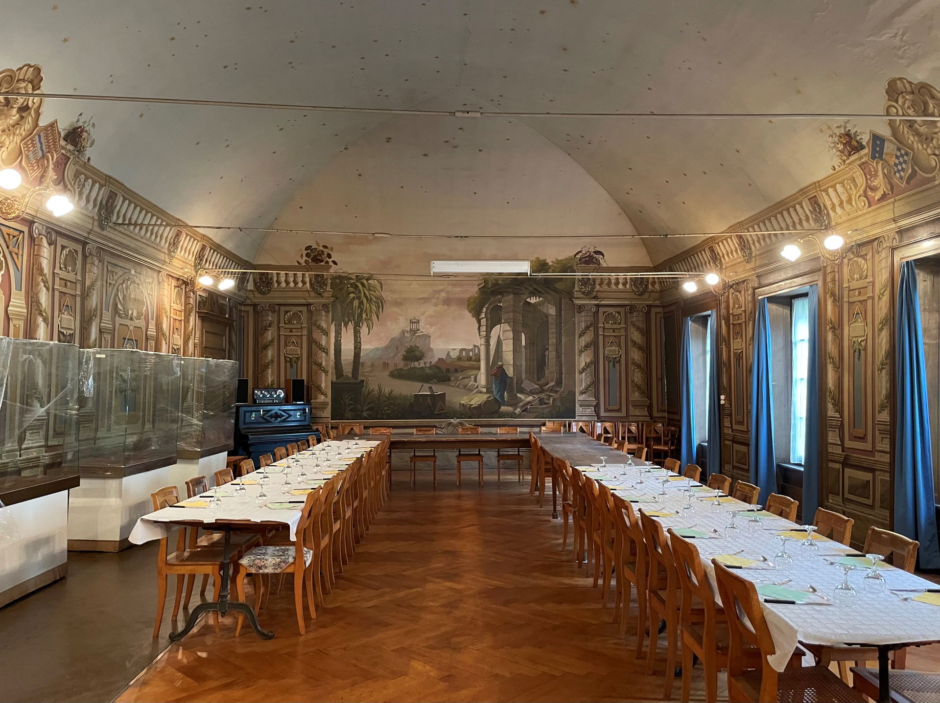 General view of the banqueting hall and its painted decor by Fr…