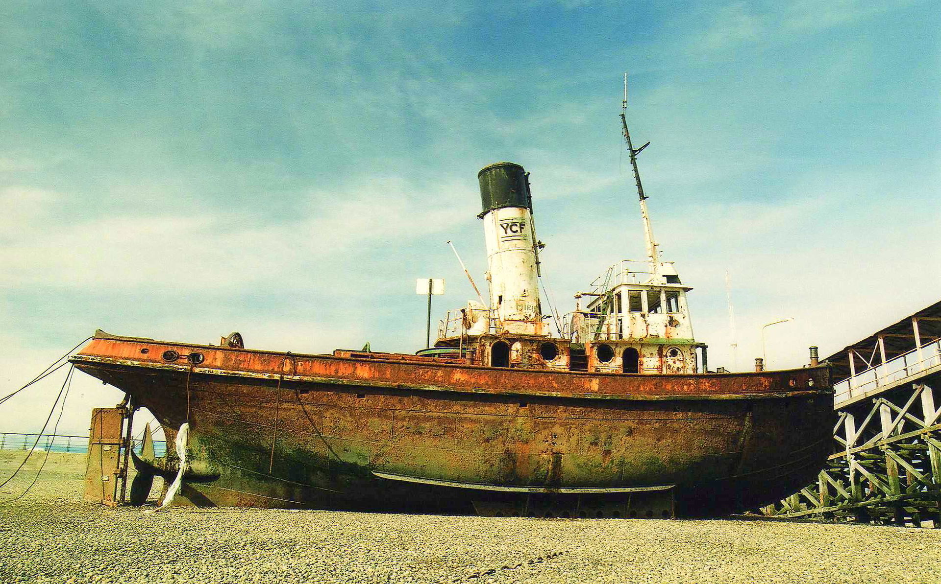 El remolcador Enrique anclado en el muelle de YCF, Río Gallegos…