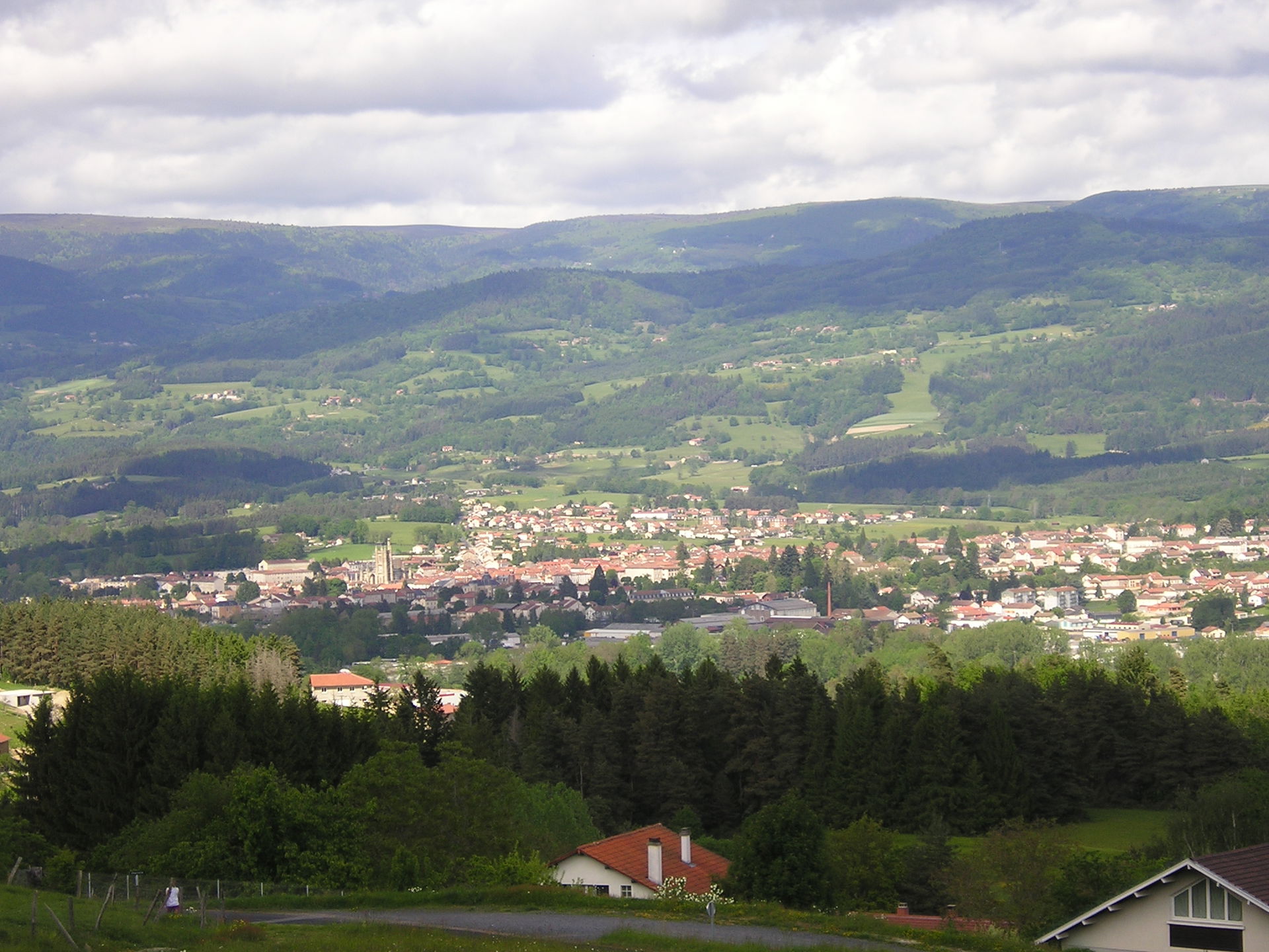 Photo de la vallée d'Ambert vue du Montel