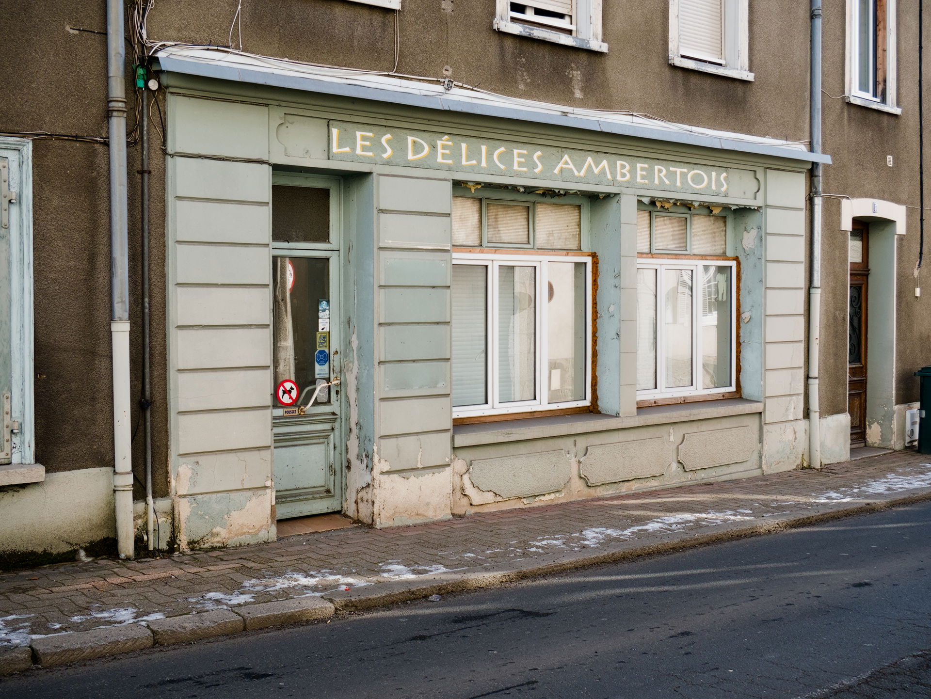 A former en:pizzeria in en:Ambert, France.