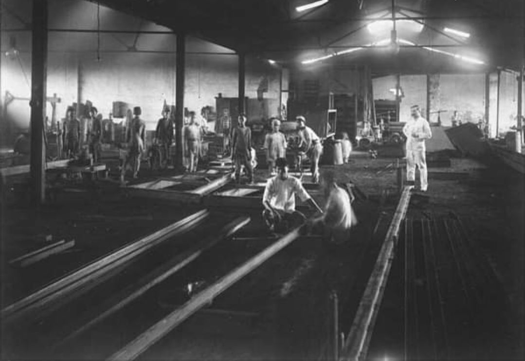 Foto diambil antara tahun 1922-1925 di pabrik mesin de Bromo, N…