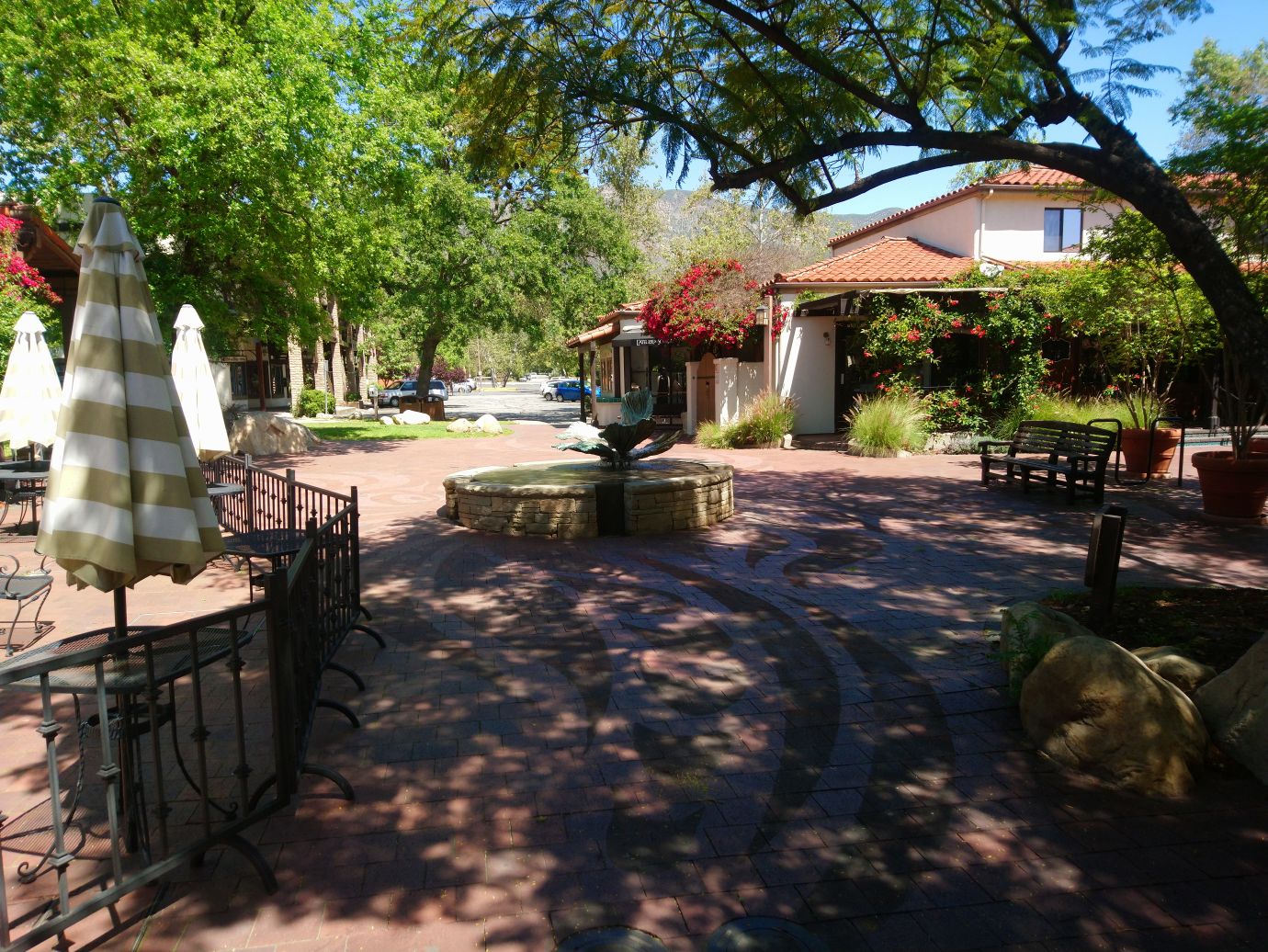 This fountain is in the middle of the Ojai Arcade block (the he…