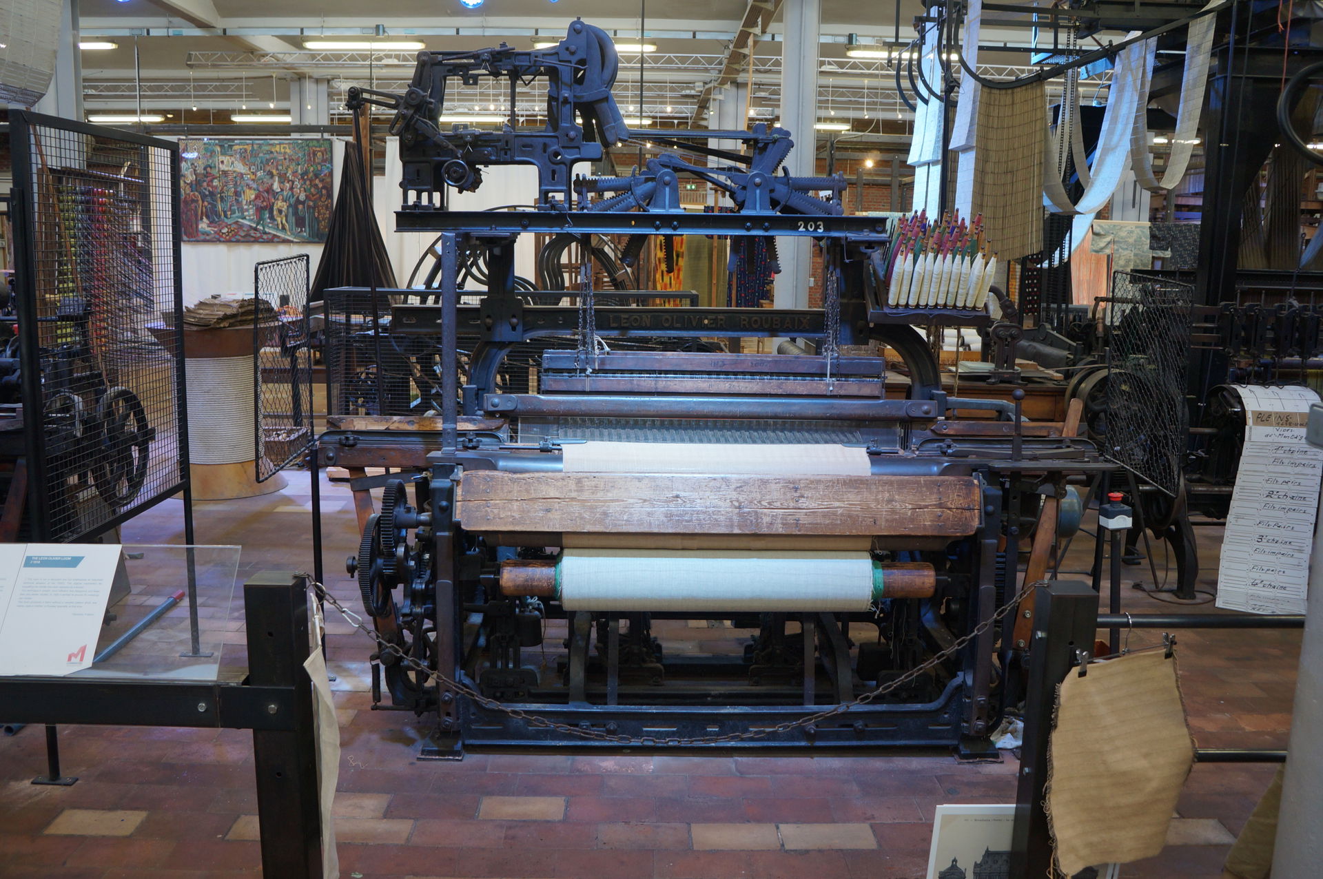 Léon Olivier loom from 1910, (dimensions 2m10 x 2m50 x 1m40), i…