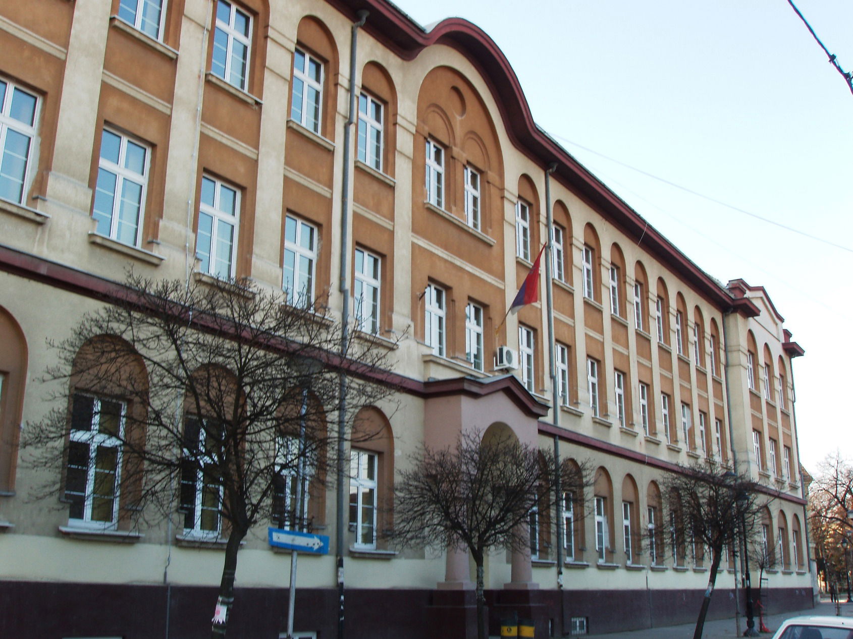 Budova gymnázia ve Sremské Mitrovici.