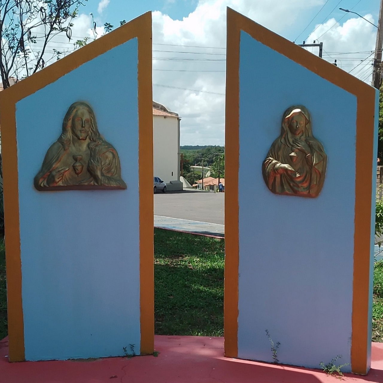 Bustos de Jesus Cristo e Virgem Maria em Guimarães, Maranhão.jpg