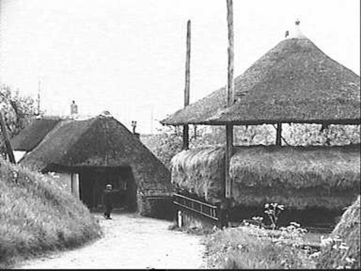 Tielerwaard/ Boerderijen: achtergevel en hooiberg nr. Opijnen …
