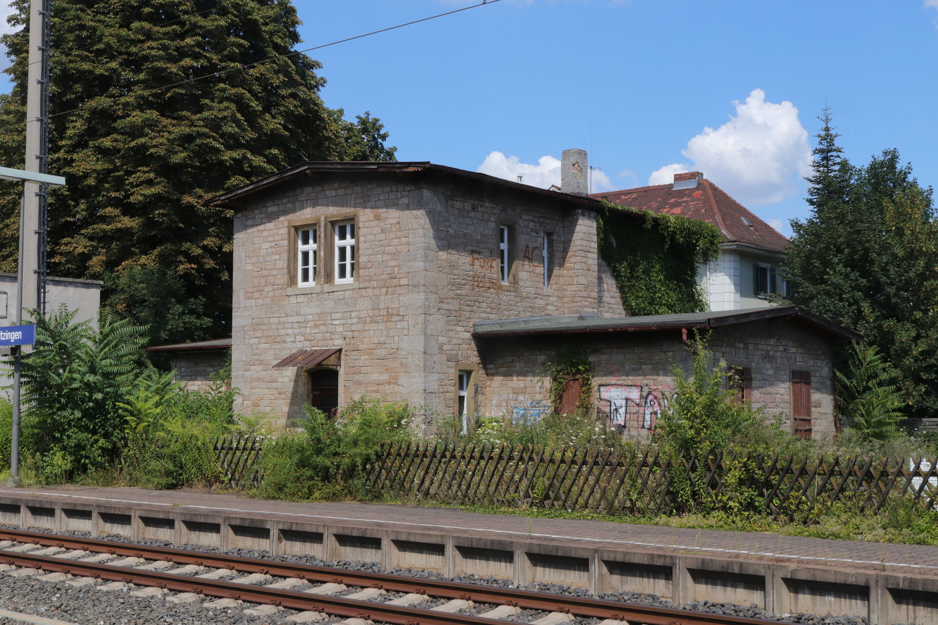 Kitzingen, Bahnhofsplatz 2, Side building of station