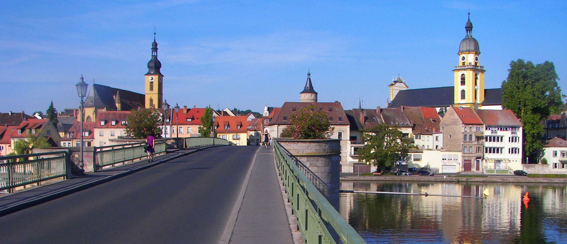 Kitzingen, Blick über die Alte Mainbrücke auf die Stadt