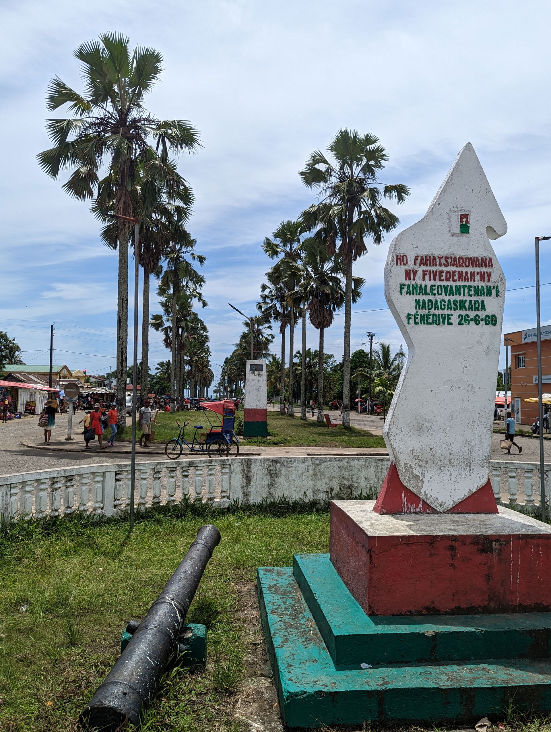 Memorial plaque on Independence avenue in Fenoarivo Atsinanana …