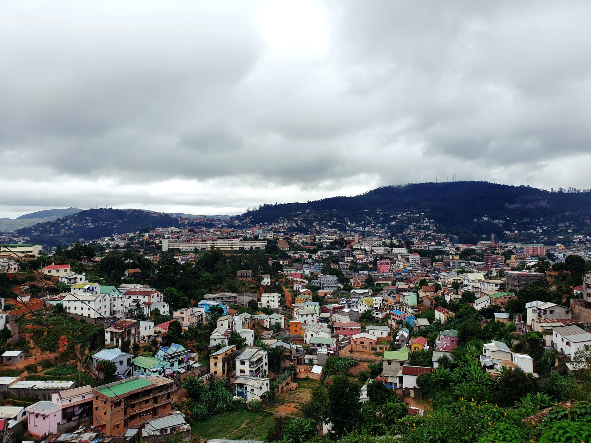 Vue depuis l'est (Tanambao Zoara) sur les quartiers d'Ankazondr…