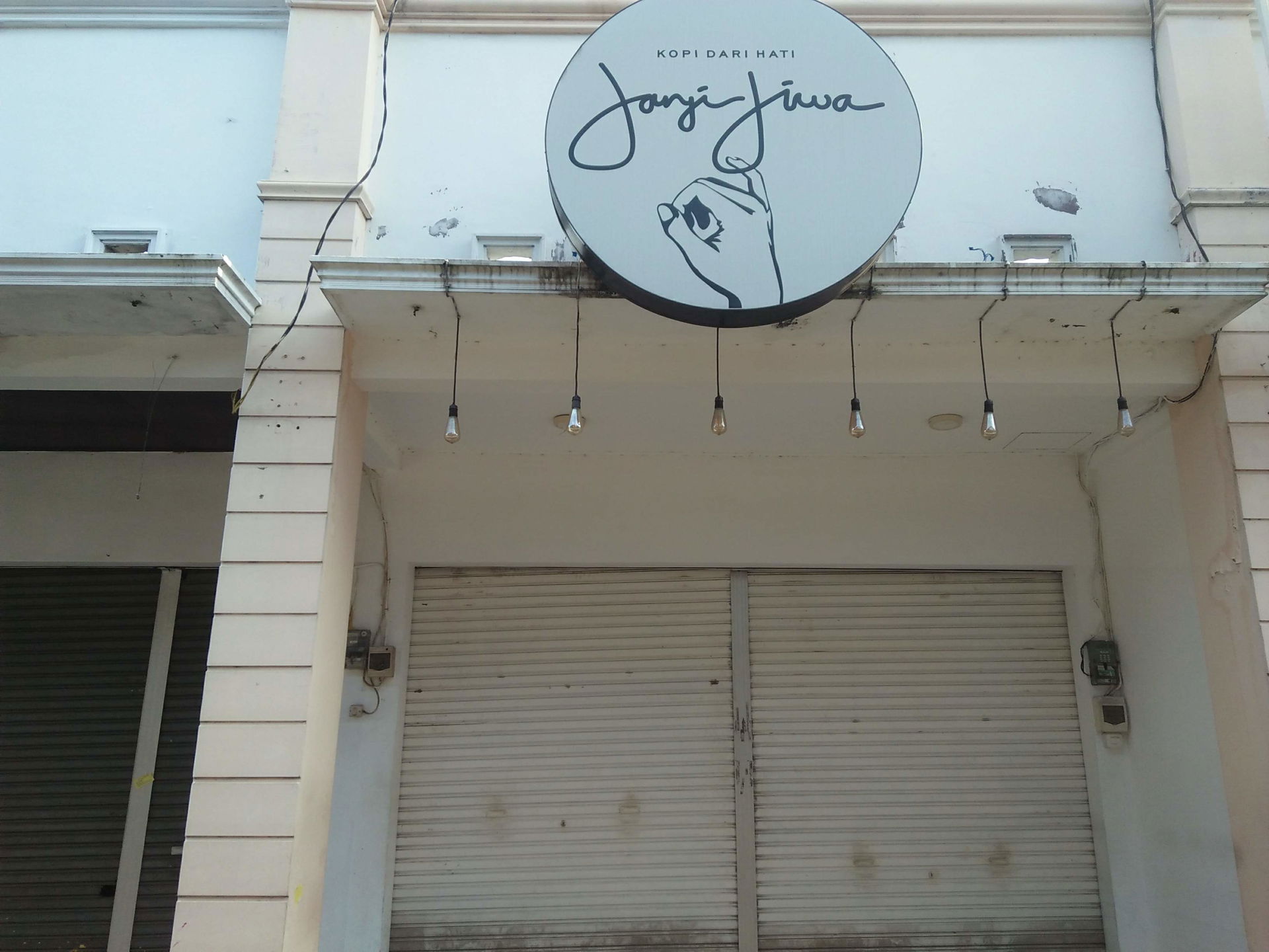 The Eighteen Regency and Business Centre Jombang merupakan sala…
