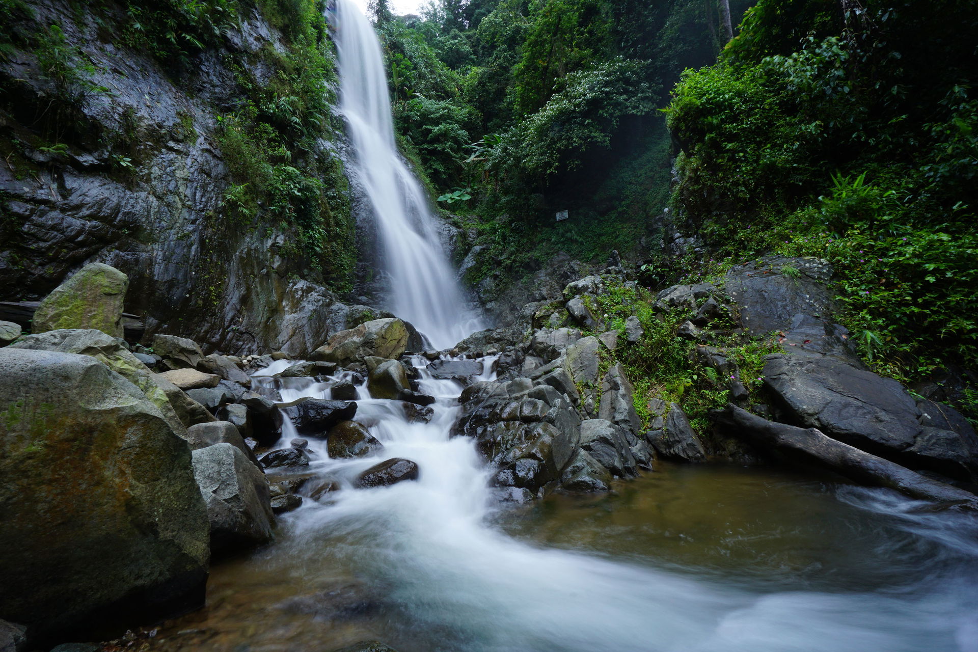 Sebuah curug (air terjun) di daerah kabupaten Kawarang yang cuk…