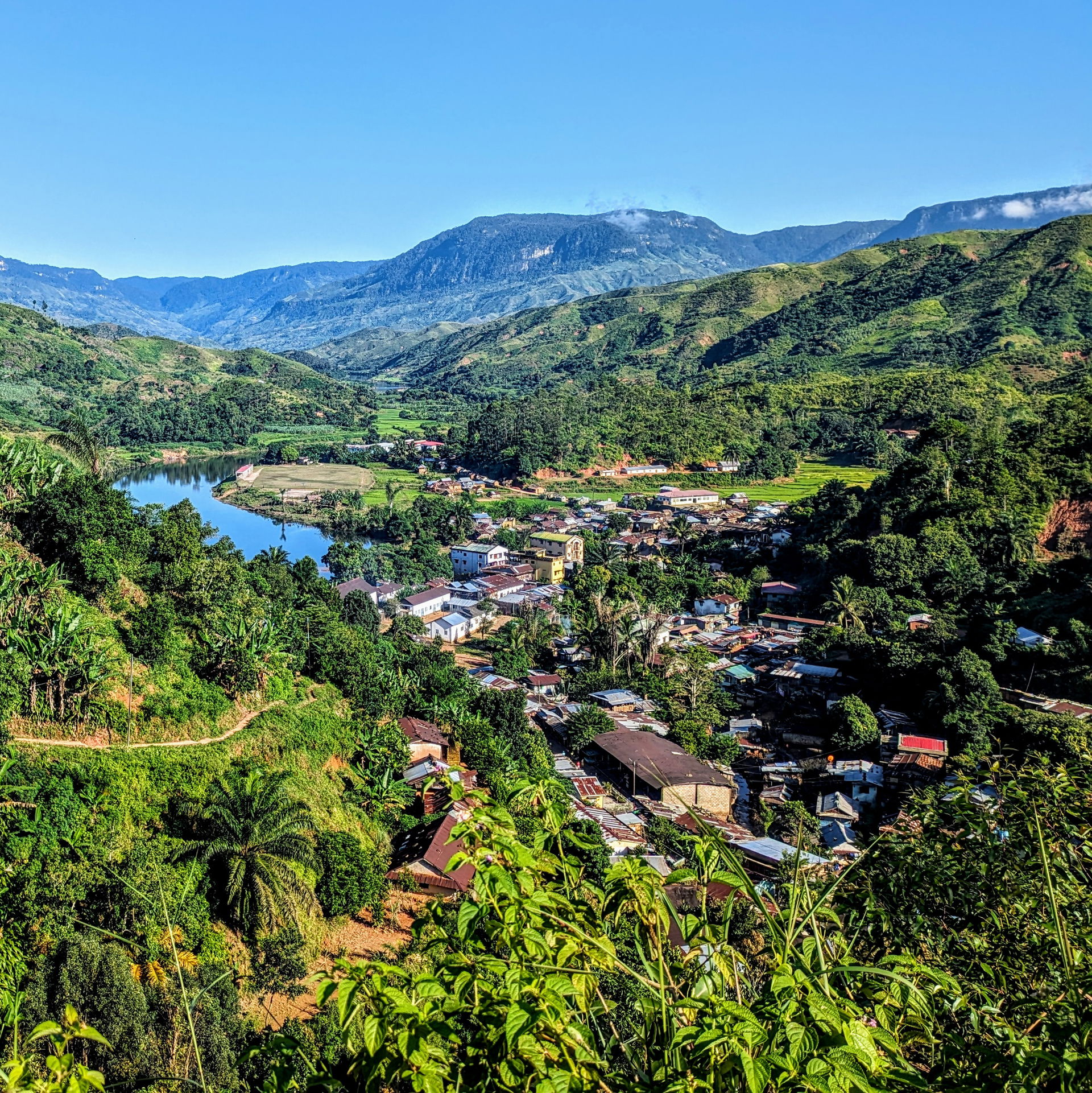 Vue sur la ville d'Ikongo, la rivière Sandrananta et la falaise…
