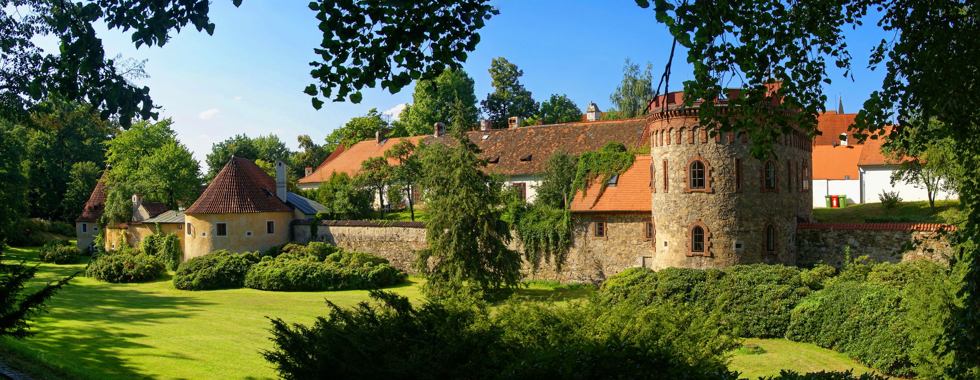 Třeboň - Trocnovské námestí - View West on City Walls - ICE Fis…