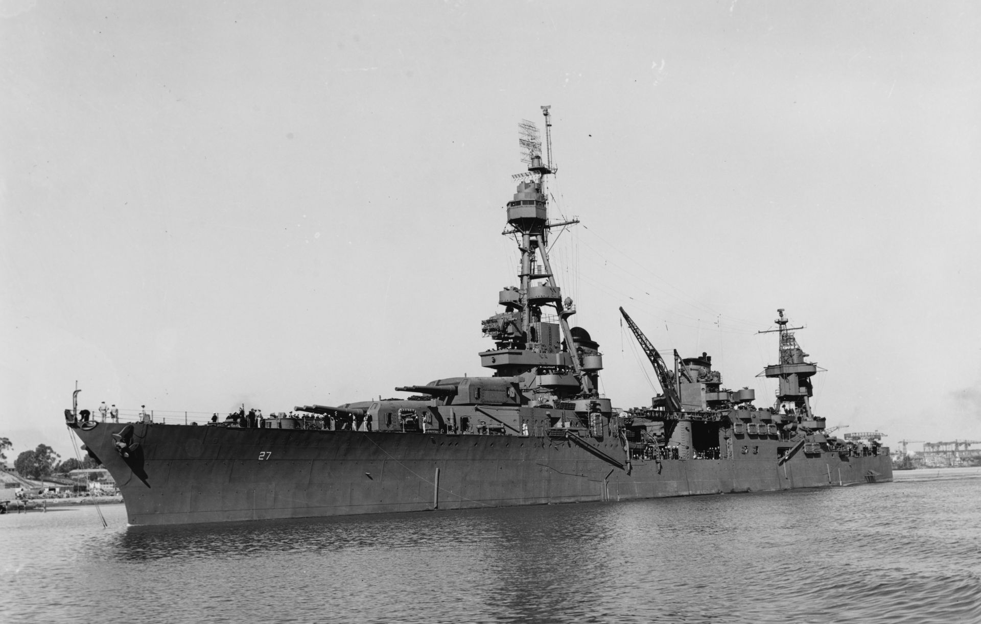 The U.S. Navy heavy cruiser USS Chester (CA-27) off the Mare Is…