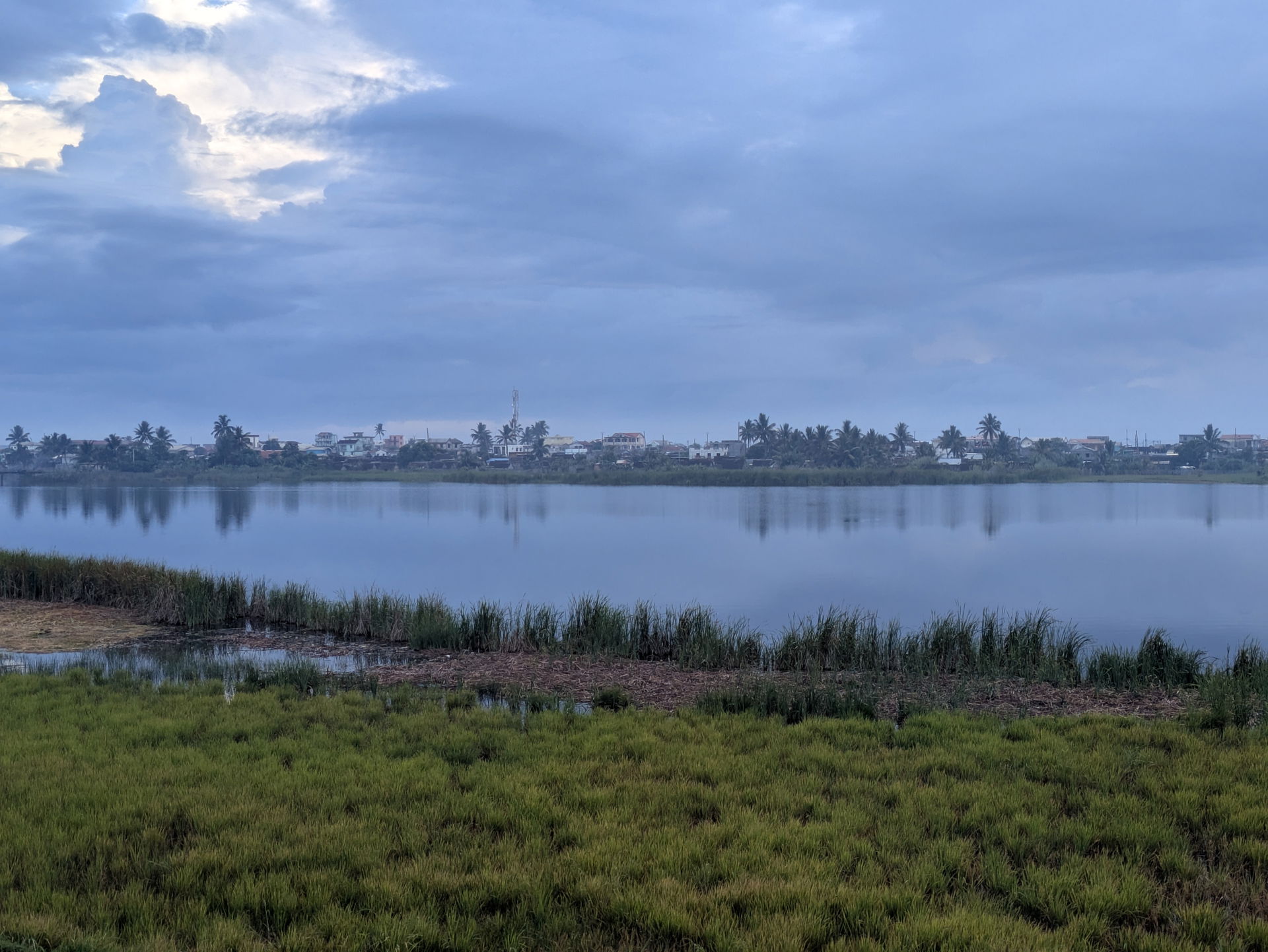 Vue de la ville de Mananjary depuis le canal des Pangalanes