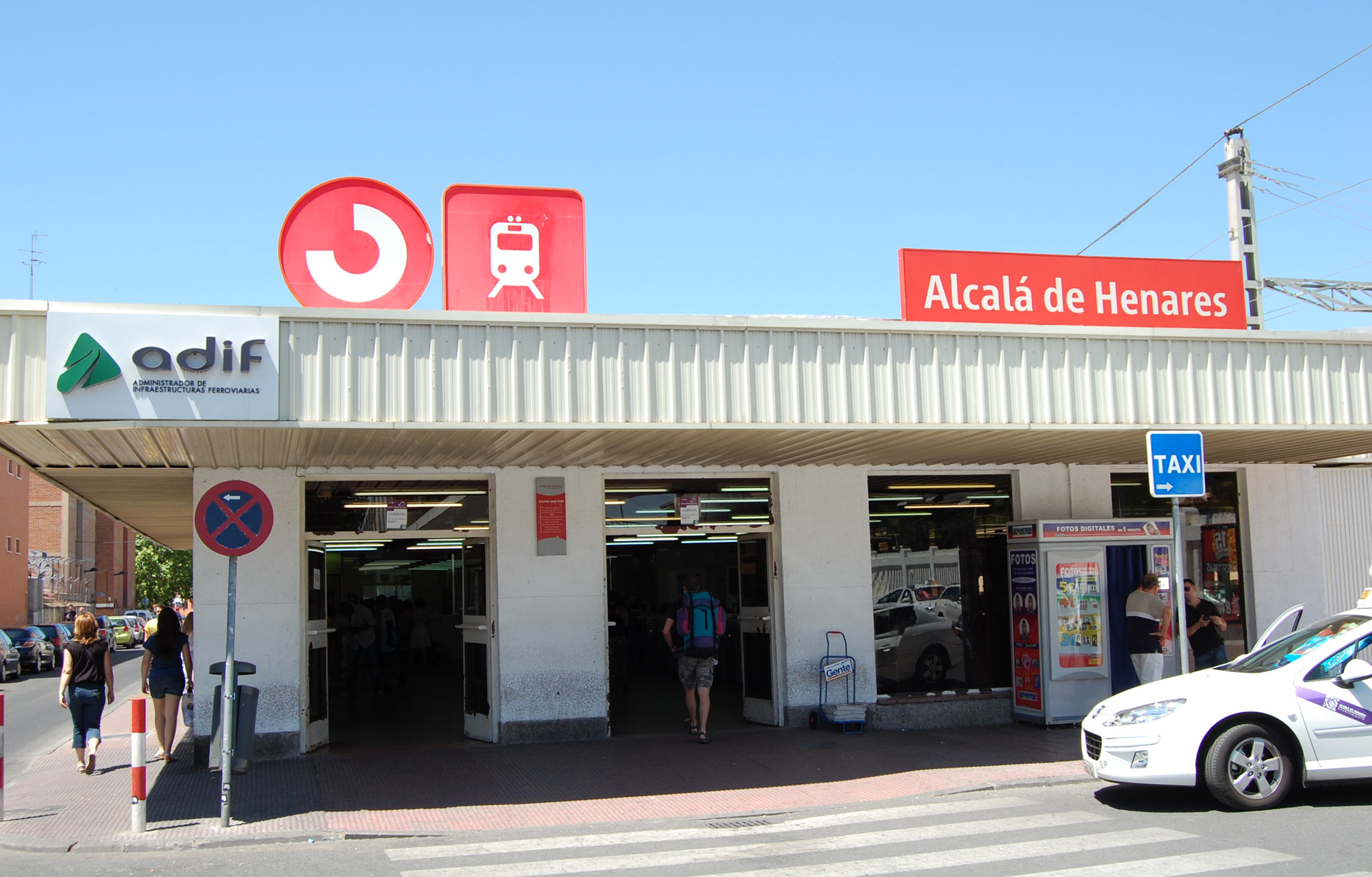 Entrada a la Estación principal de trenes de Alcalá de Henares,…