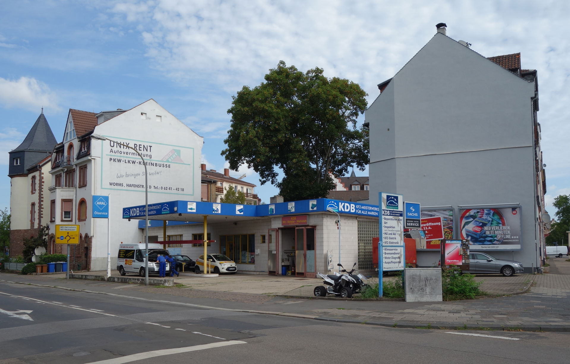 South-south-eastern view of the former gas station in Gaustraße…