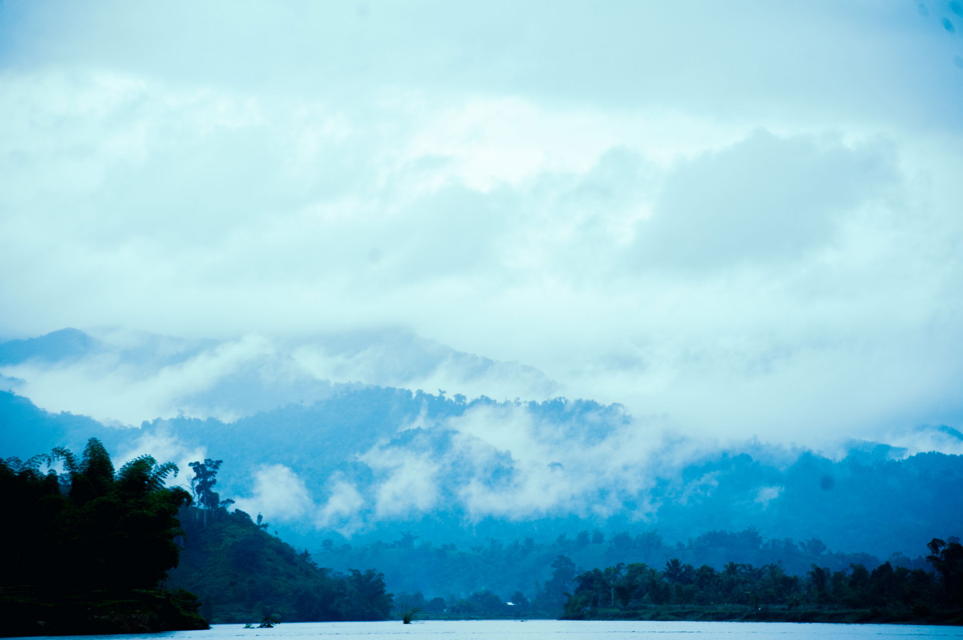 Sur la fleuve d'Antanambalana, vue sur les nuages au dessus d'a…
