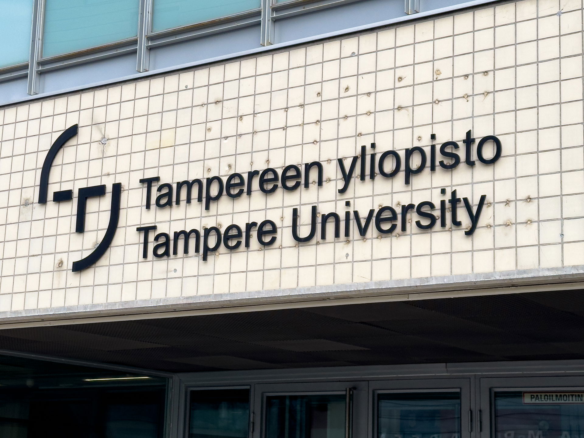 Tampere University insignia and sign over the main enterance Pä…