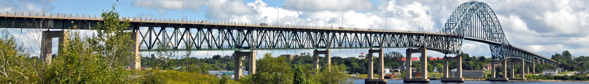 Pont du centenaire sur le fleuve Miramichi à Miramichi dans la …