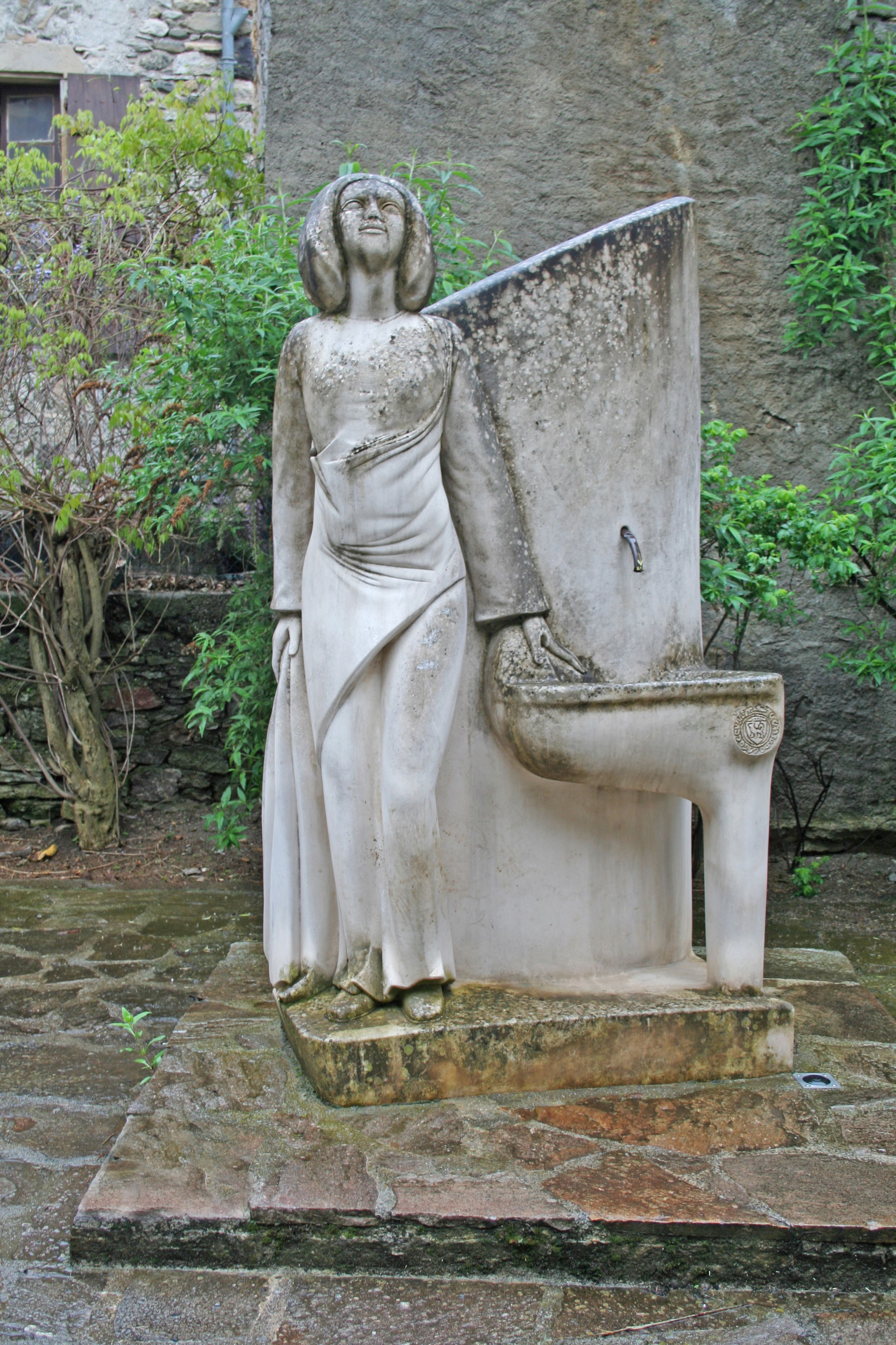 Brusque (Aveyron) - fontaine.