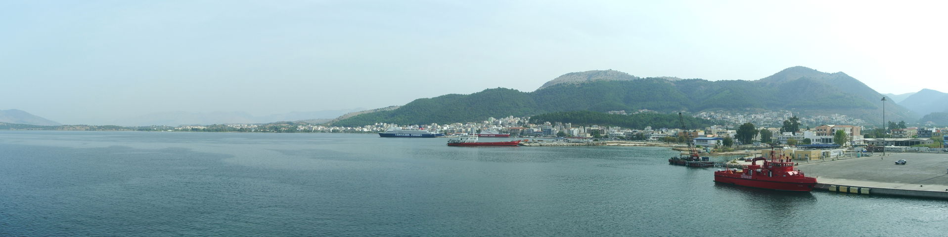 Panorama der Stadt Igoumenitsa von einer einlaufenden Fähre auf…