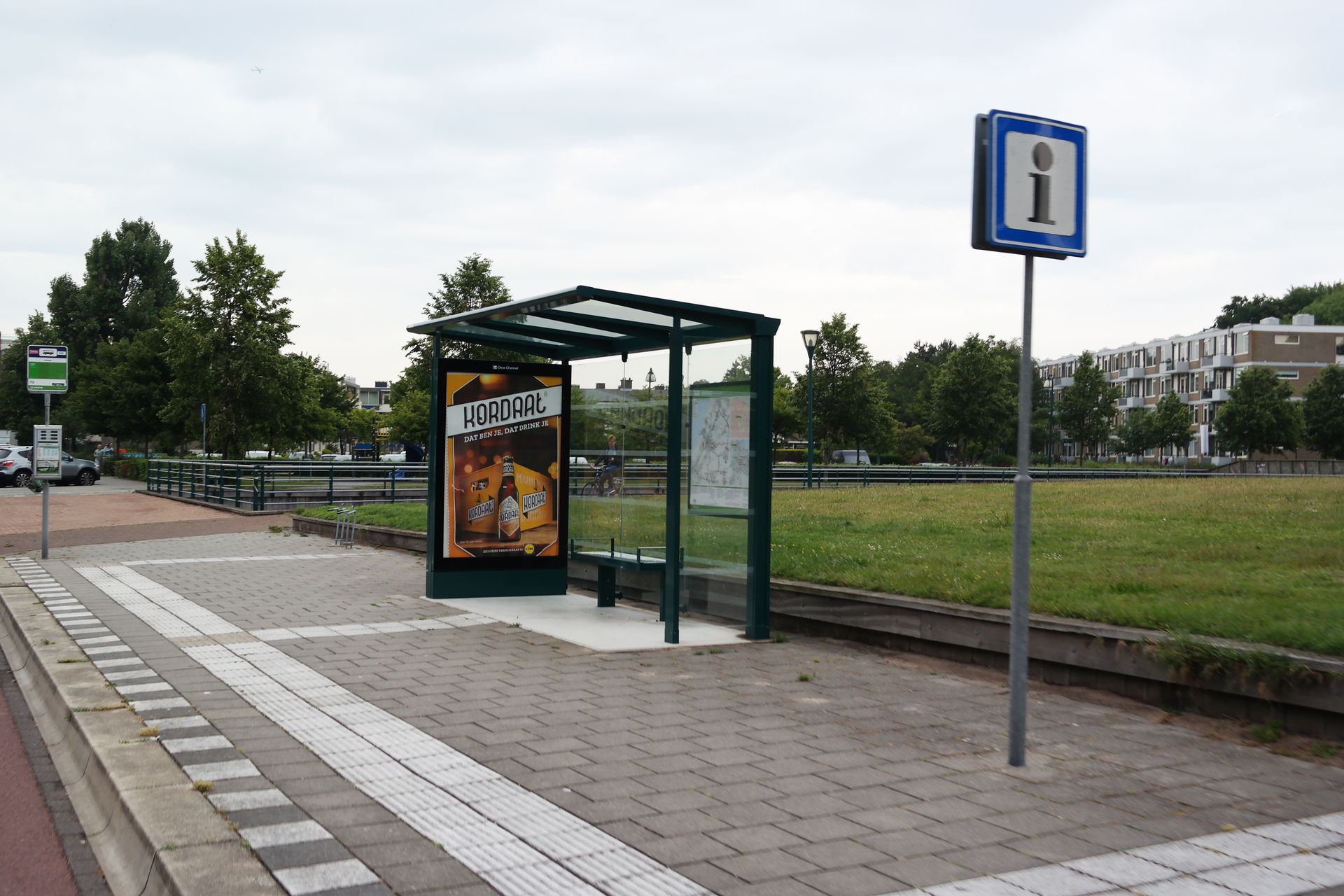 De bushalte Irislaan in Oegstgeest.