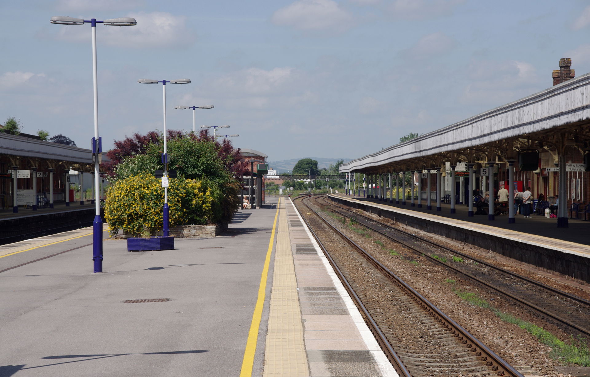 Looking west along the island platform at Taunton railway stati…
