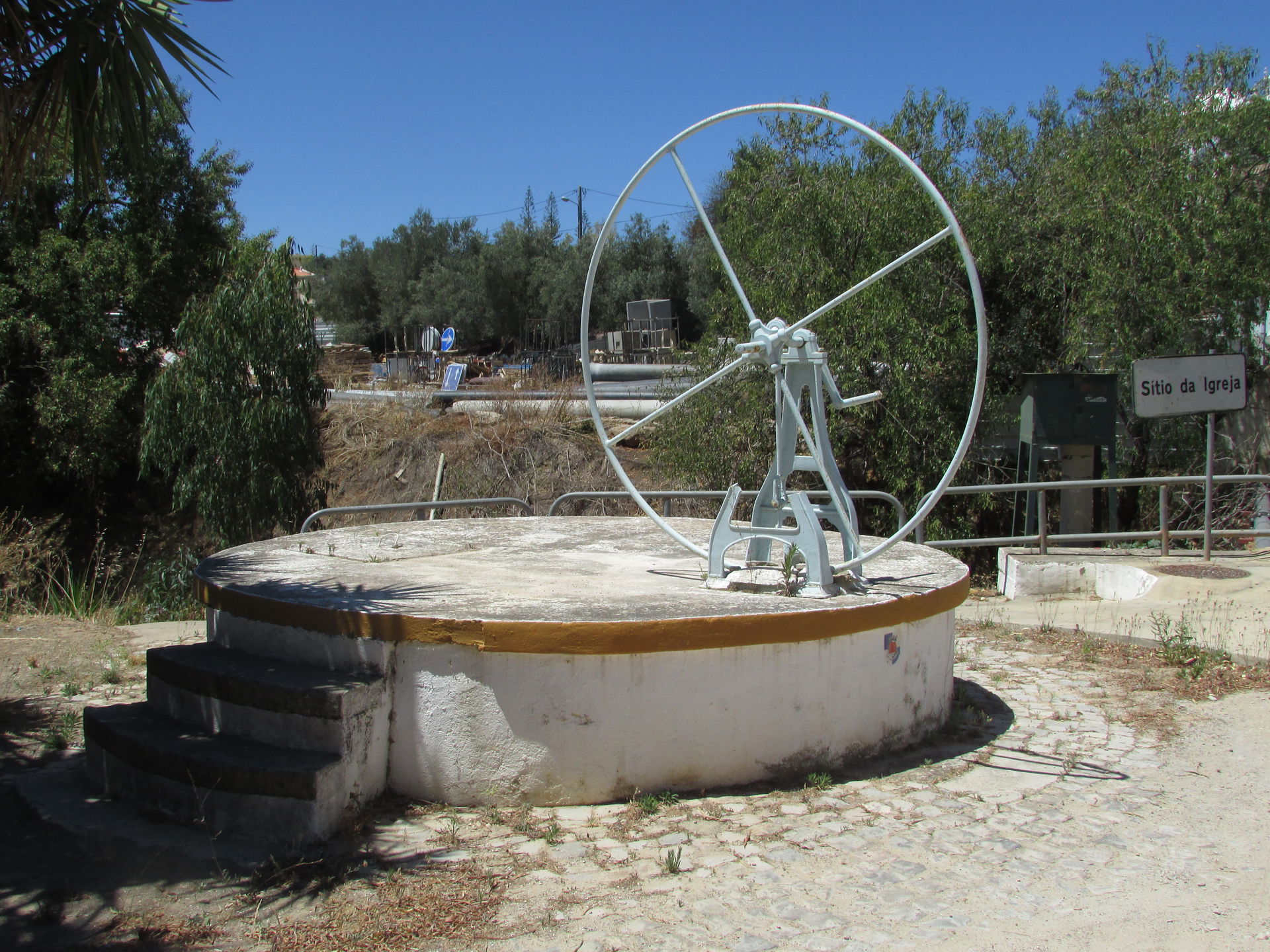 A disused water pump in the neighbourhood of Sitio da Igreja wi…