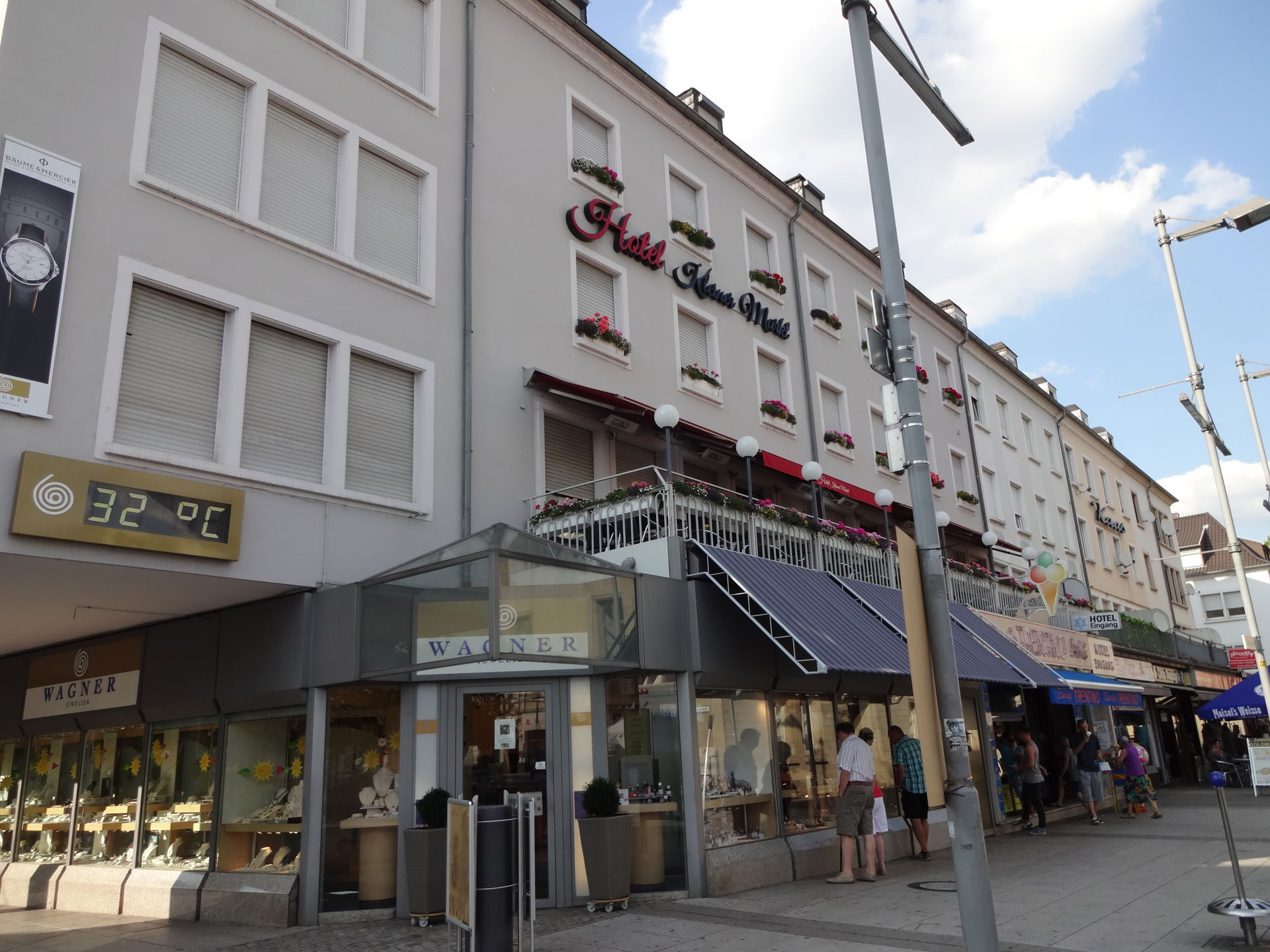 denkmalgeschützte Wohn- und Geschäftshauszeile Karcherstraße 11…
