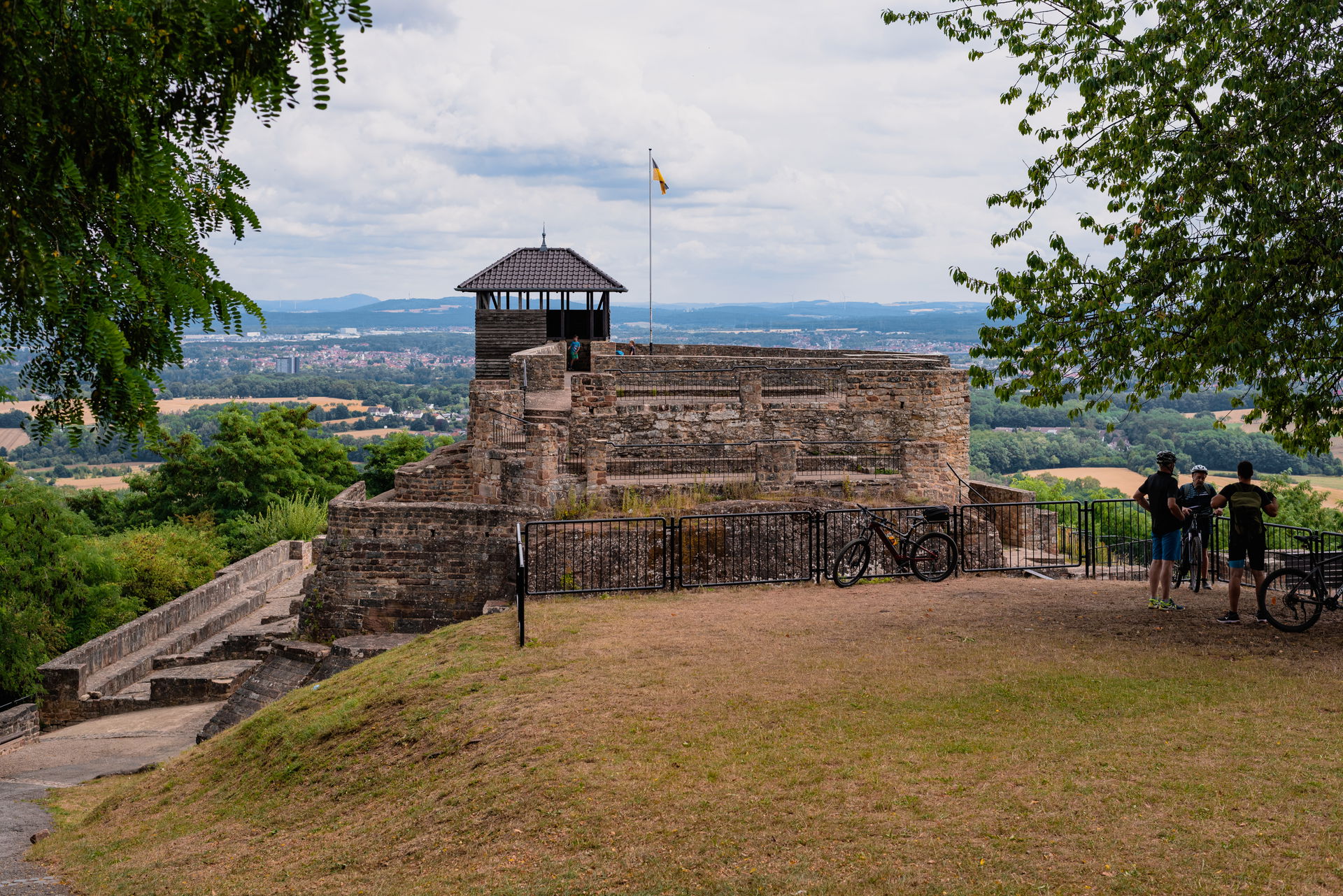 View on the Teufelsburg in Überherrn. Behind it is a scenic vie…