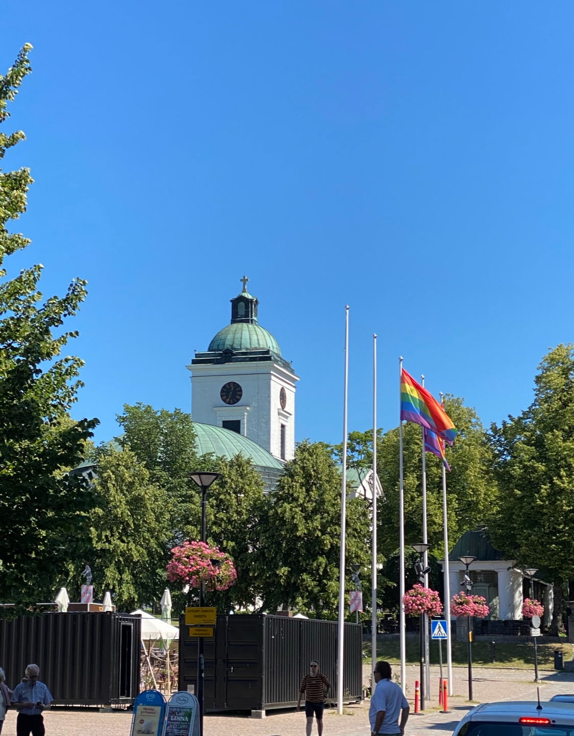 Hämeenlinna ja sateenkaariliputus.