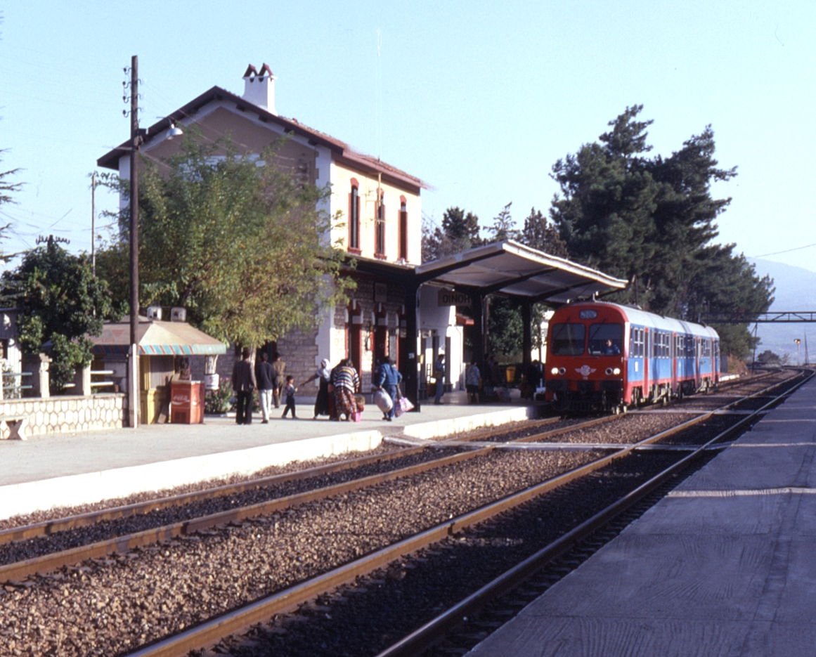 2-car DMU set 715 and 716 at Chalkida on 7 November 1992. Chalk…