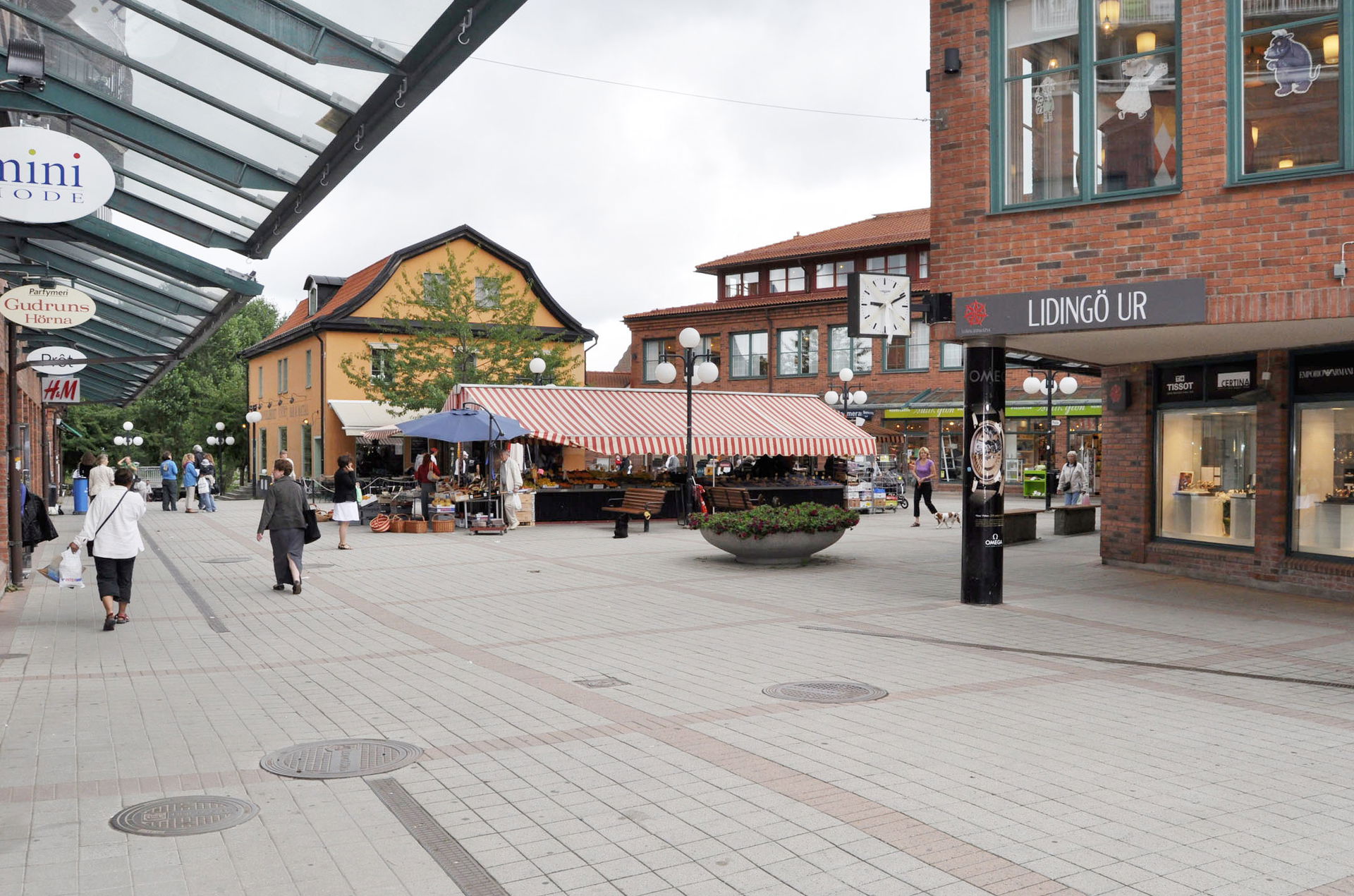 Torget vid Lidingö centrum. Det gula huset i bakgrunden inrymde…