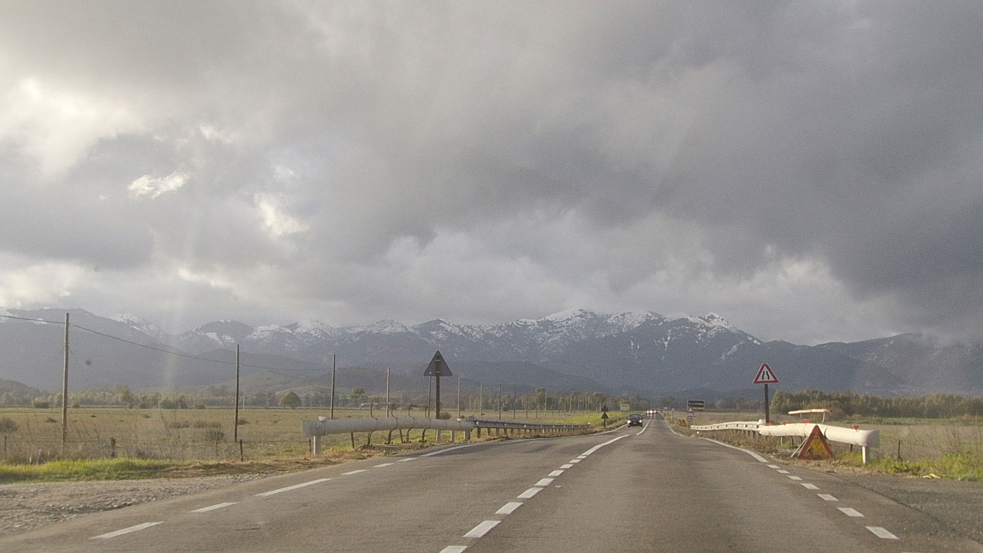 Strada Statale 196 di Villacidro d'inverno, con i monti di Vill…