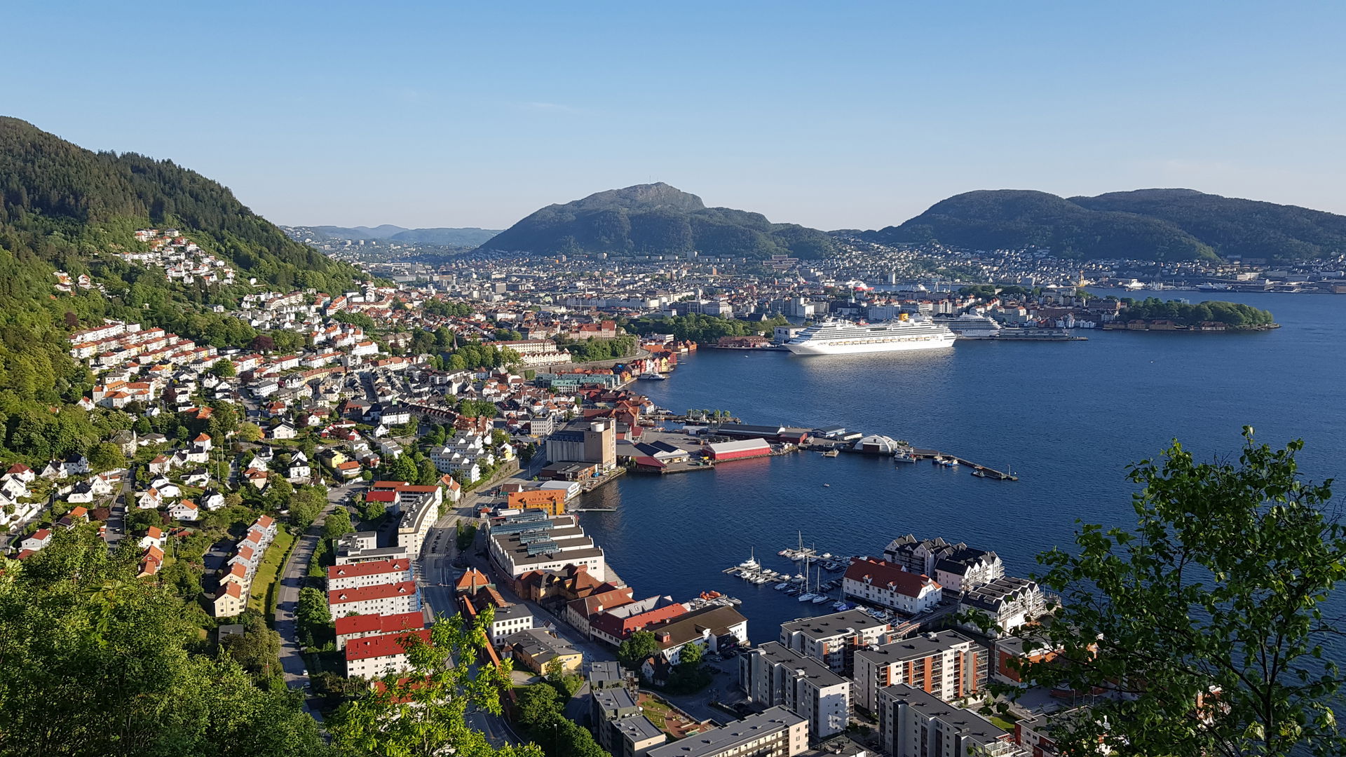 Strøket Sandviken i Bergen sett fra Sandviksbatteriet i Munkebo…