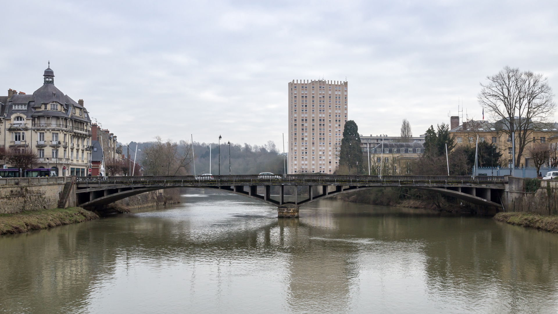 Pont d’Arches and river Maas (Meuse) in Mézières, Charleville-M…